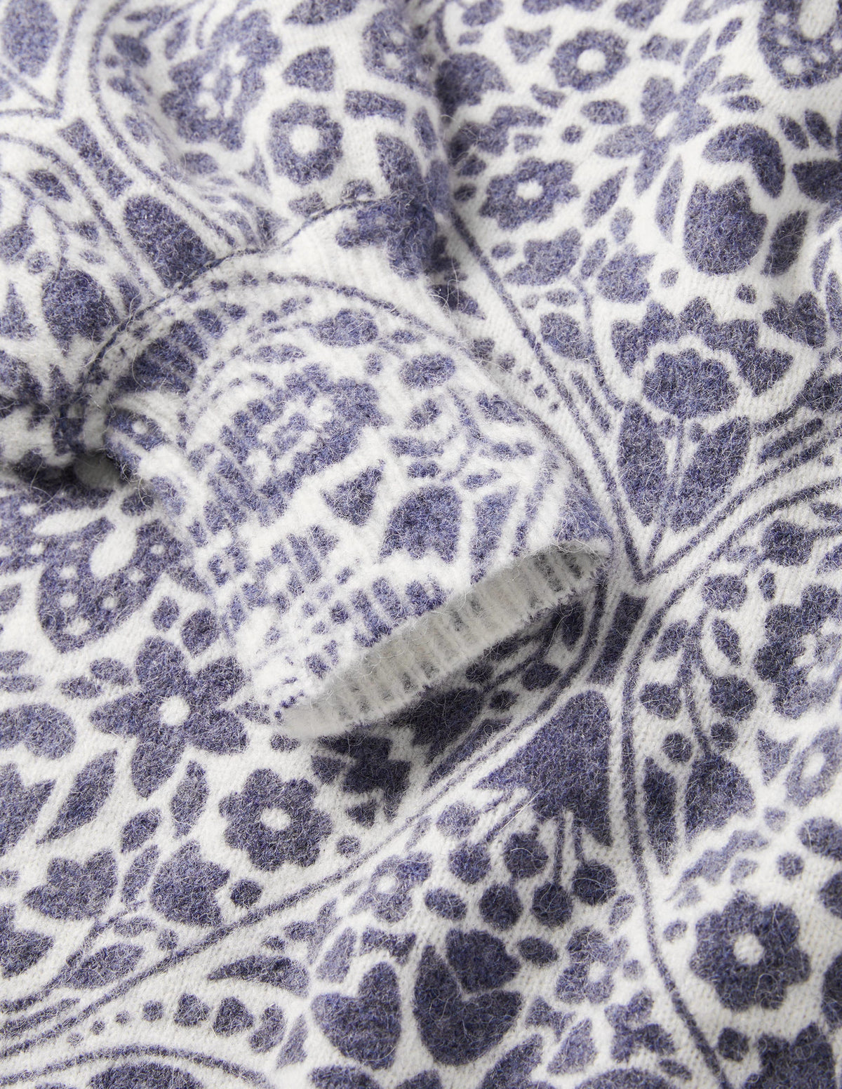 Pull duveteux à manches blousantes-Ivoire, motif Heart Bloom bleu marine - Image 6