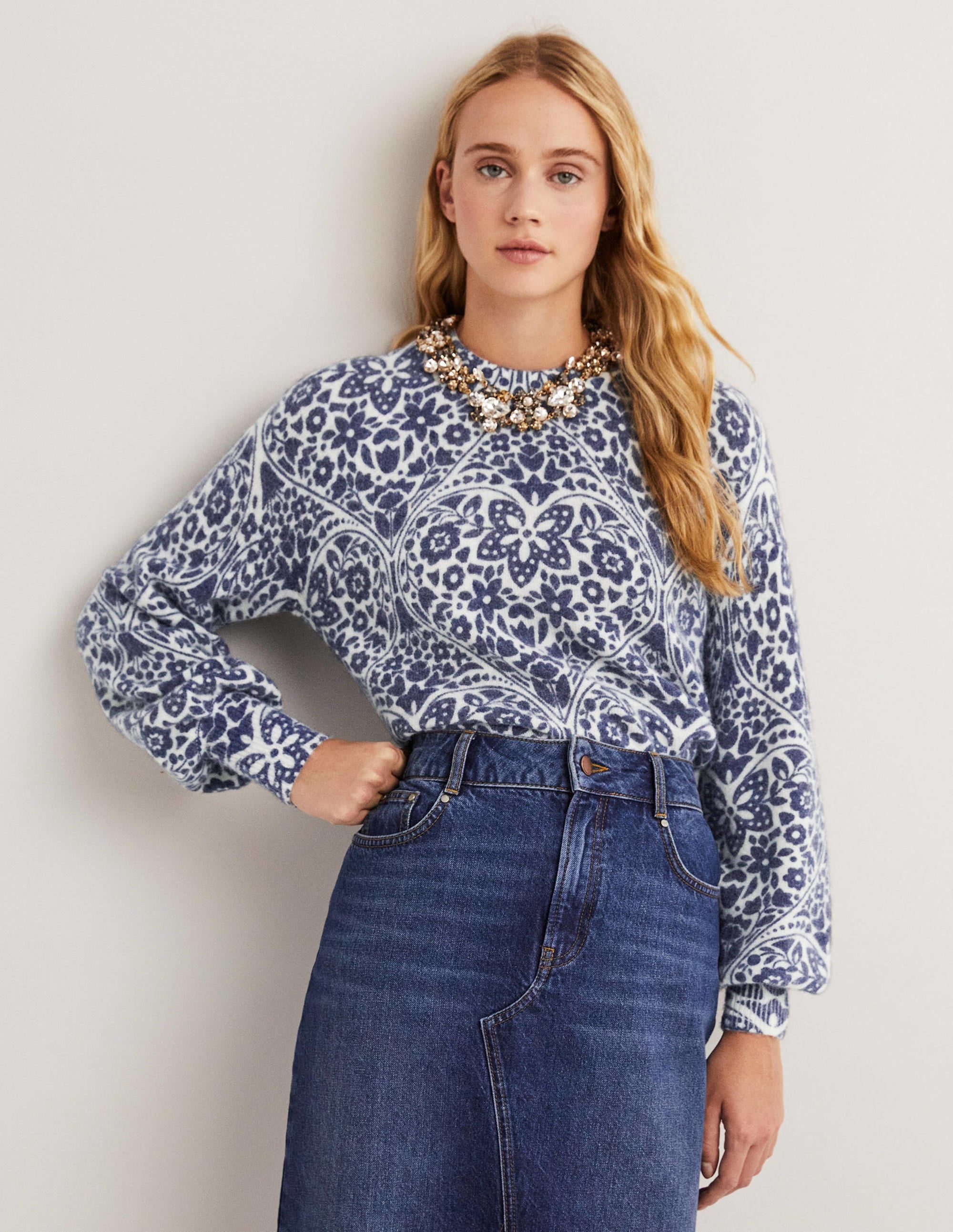 Pull duveteux à manches blousantes-Ivoire, motif Heart Bloom bleu marine - Image 1