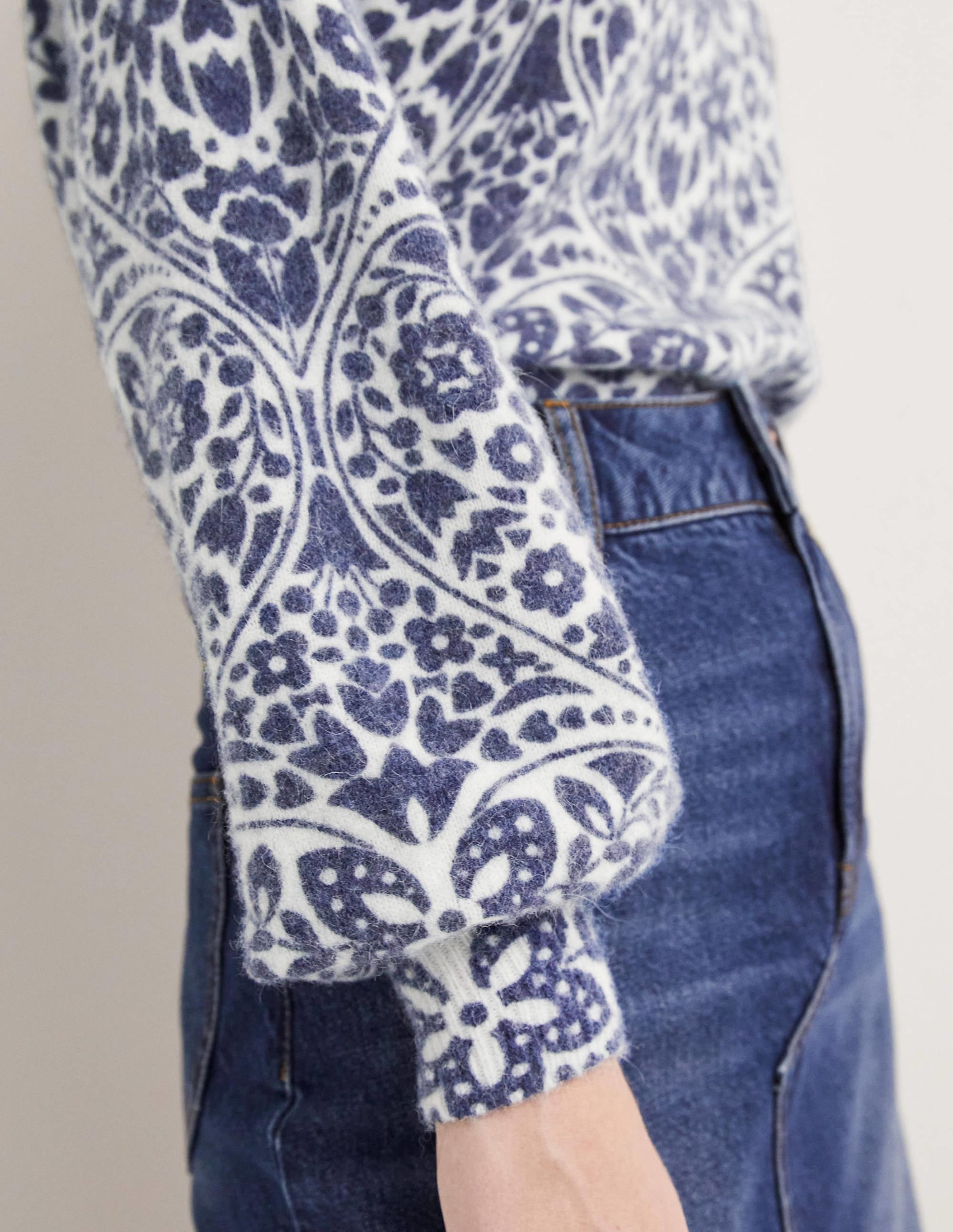 Pull duveteux à manches blousantes-Ivoire, motif Heart Bloom bleu marine - Image 2