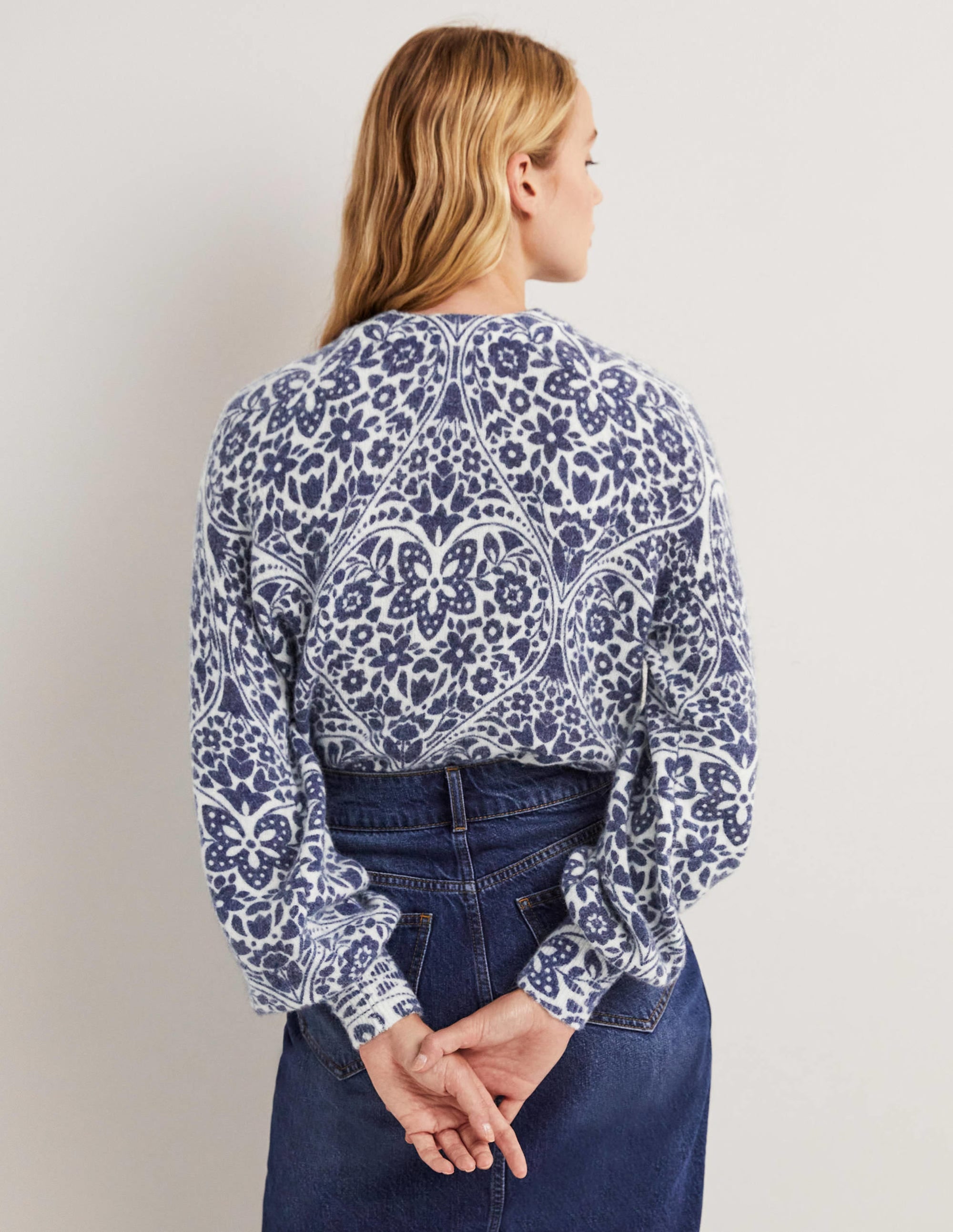 Pull duveteux à manches blousantes-Ivoire, motif Heart Bloom bleu marine - Image 3