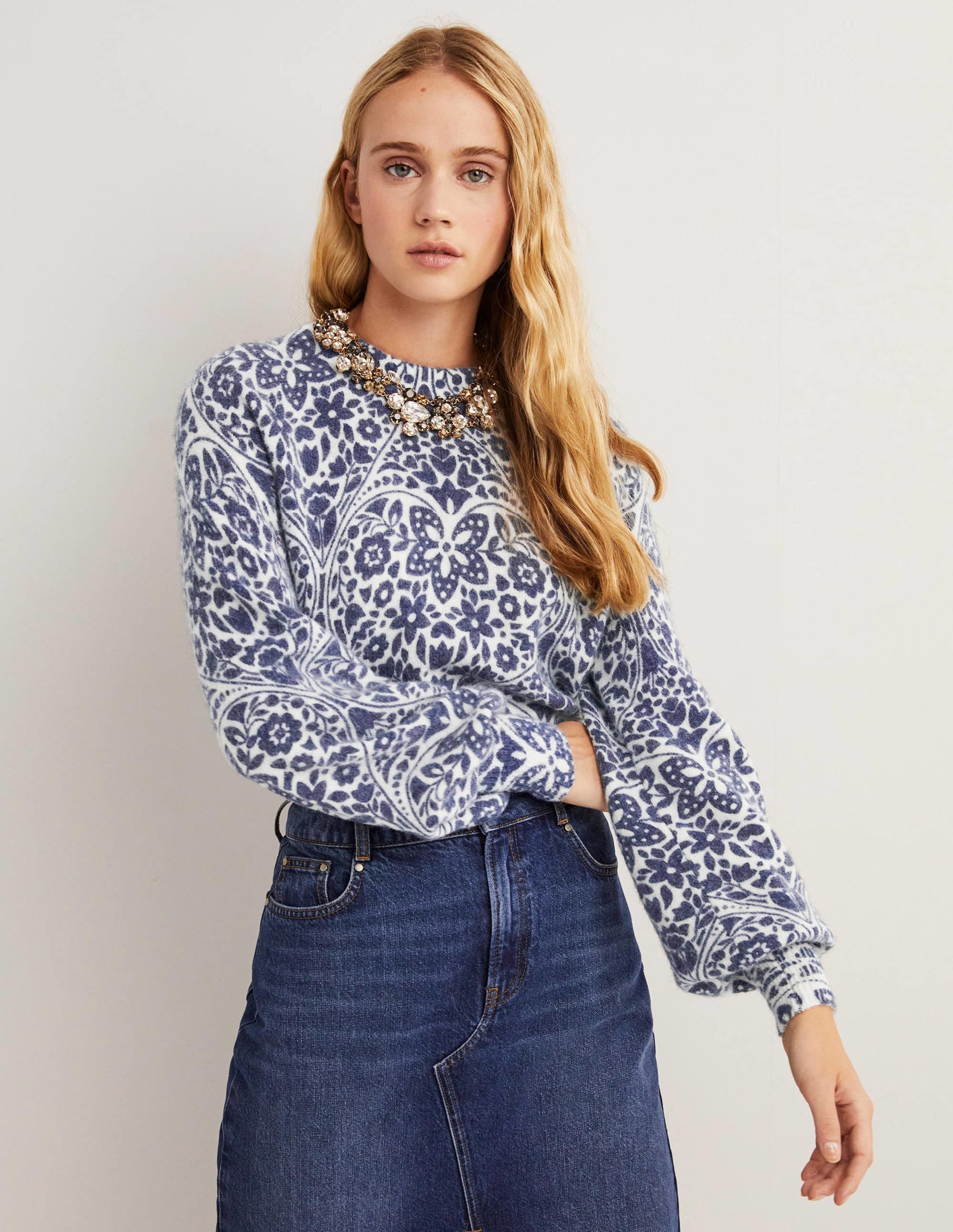 Pull duveteux à manches blousantes-Ivoire, motif Heart Bloom bleu marine - Image 4