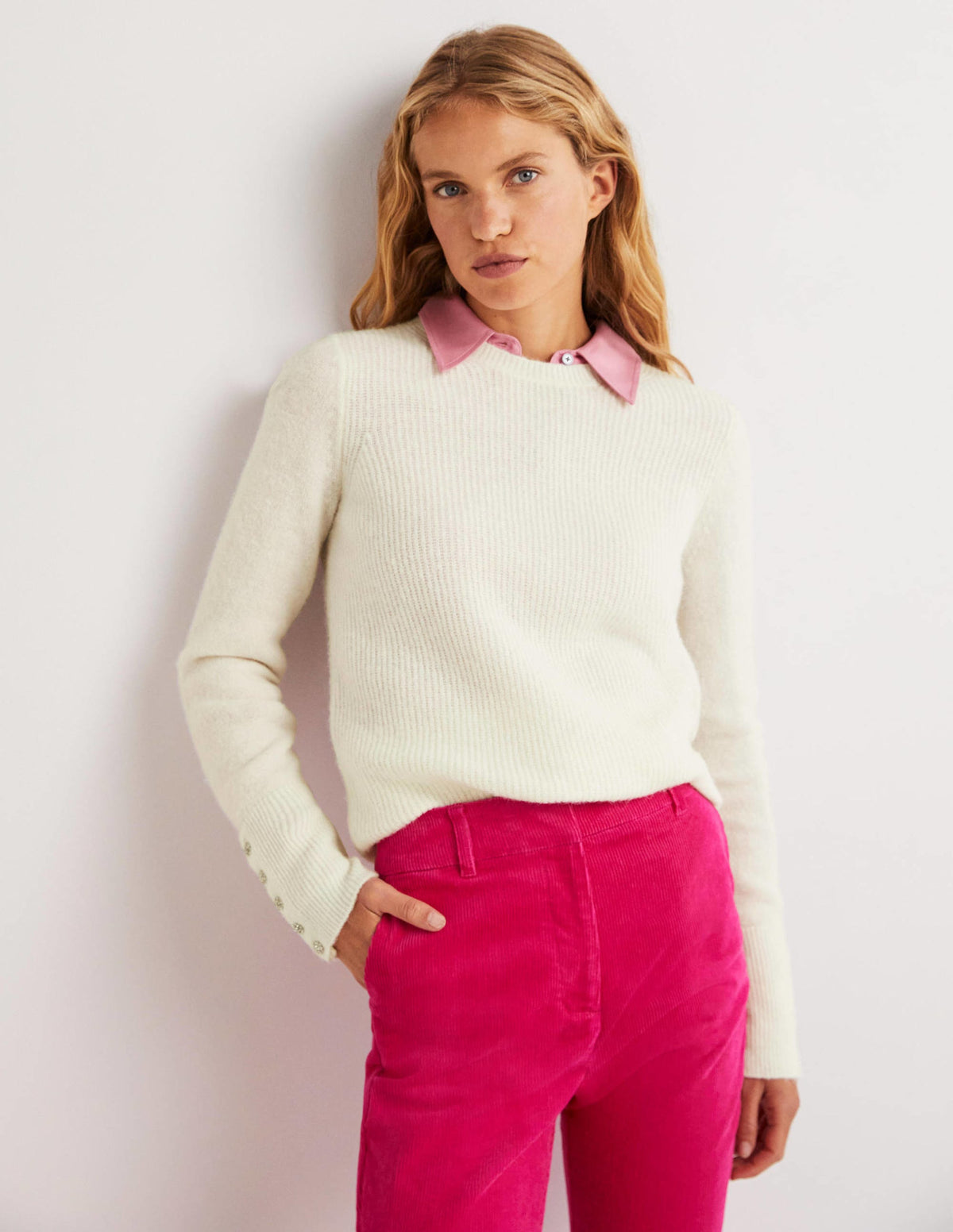 Flauschiger Pullover mit Schmucksteinknöpfen-Naturweiß - Image 3