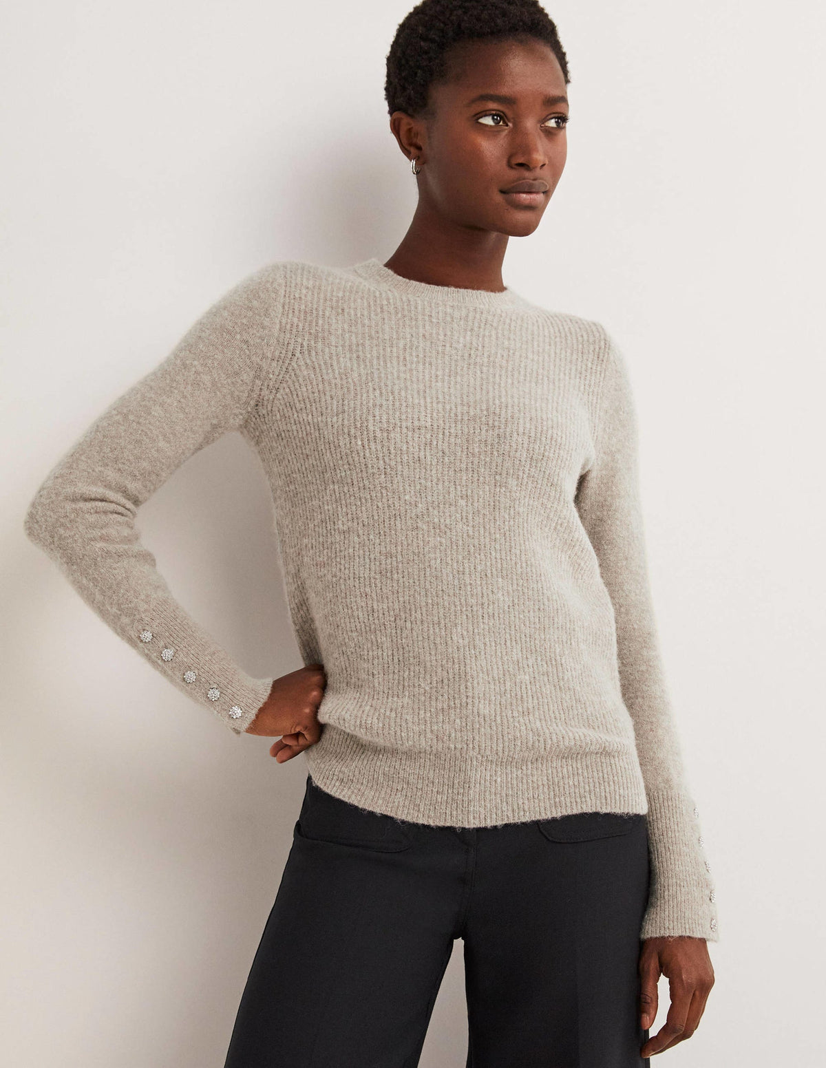 Flauschiger Pullover mit Schmucksteinknöpfen-Nerzbraun Melange - Image 1