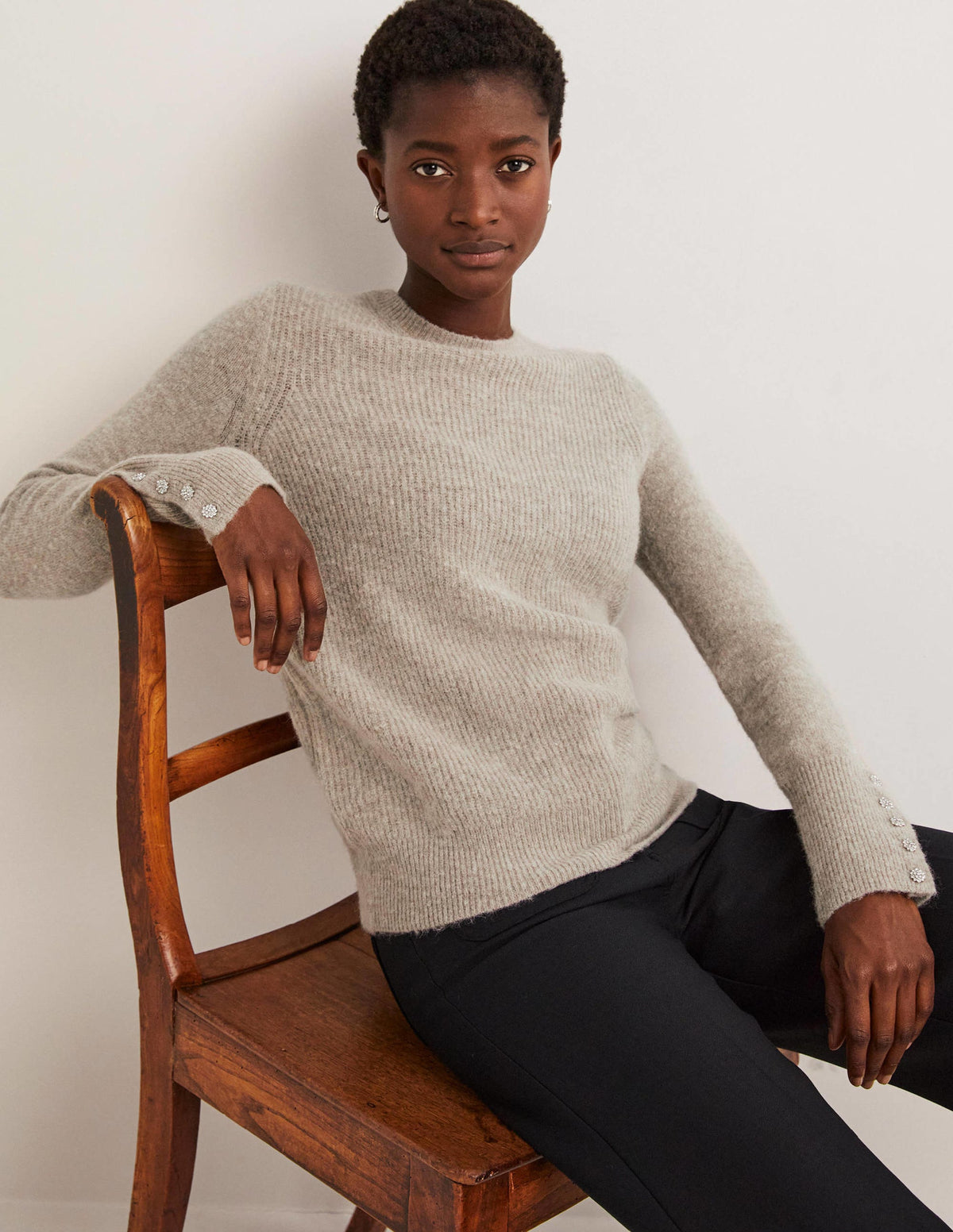 Flauschiger Pullover mit Schmucksteinknöpfen-Nerzbraun Melange - Image 4