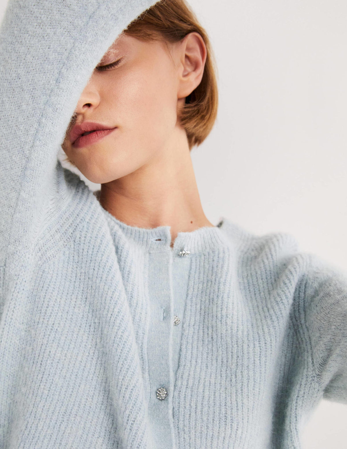 Flauschiger Cardigan mit Schmucksteinknöpfen-Surfblau-3