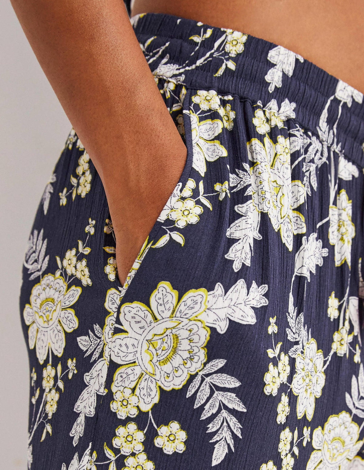 Schmal zulaufende Crinkle-Hose-Französisches Navy, Chintz-Blumen-2