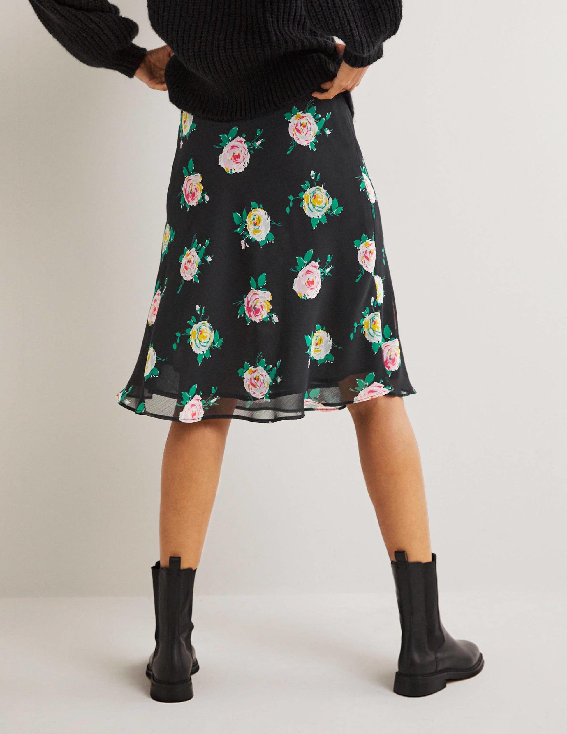 Schräg geschnittener Crinkle-Rock-Schwarz, Gemalte Rosen-3