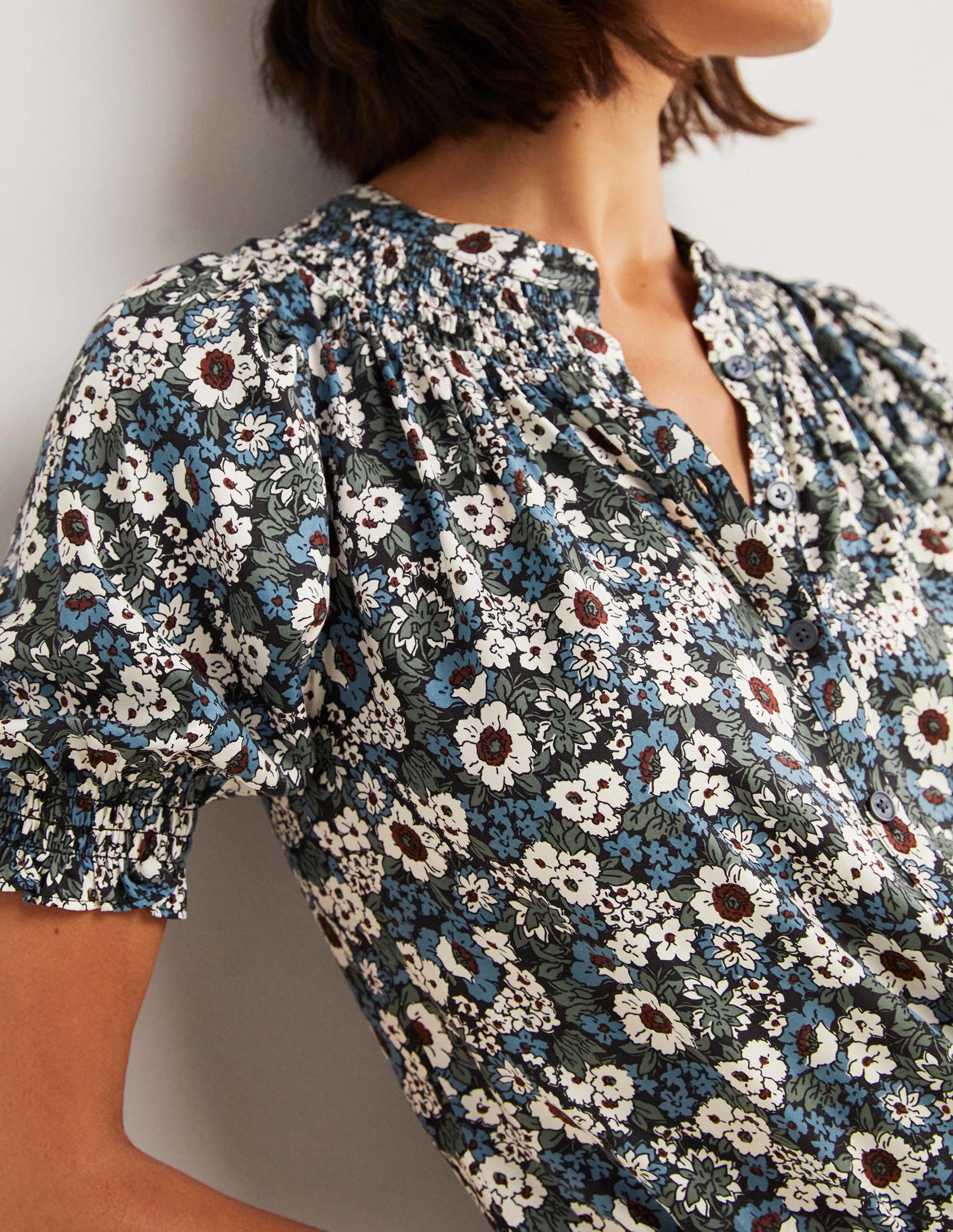 Seidenbluse mit Smokdetails-Schwarz, Blumenwiese-2