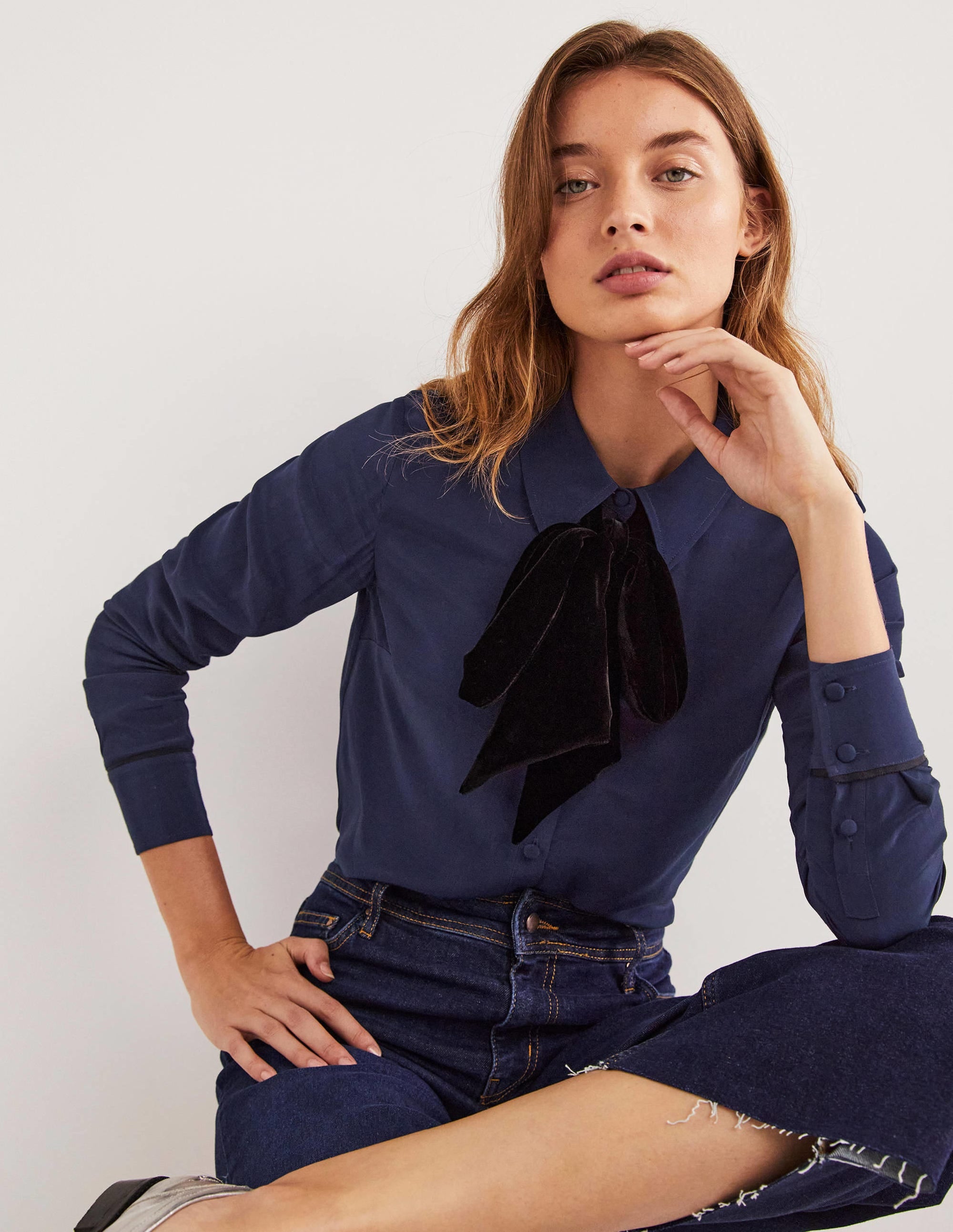 Chemise intemporelle à nœud-Bleu marine - Image 1