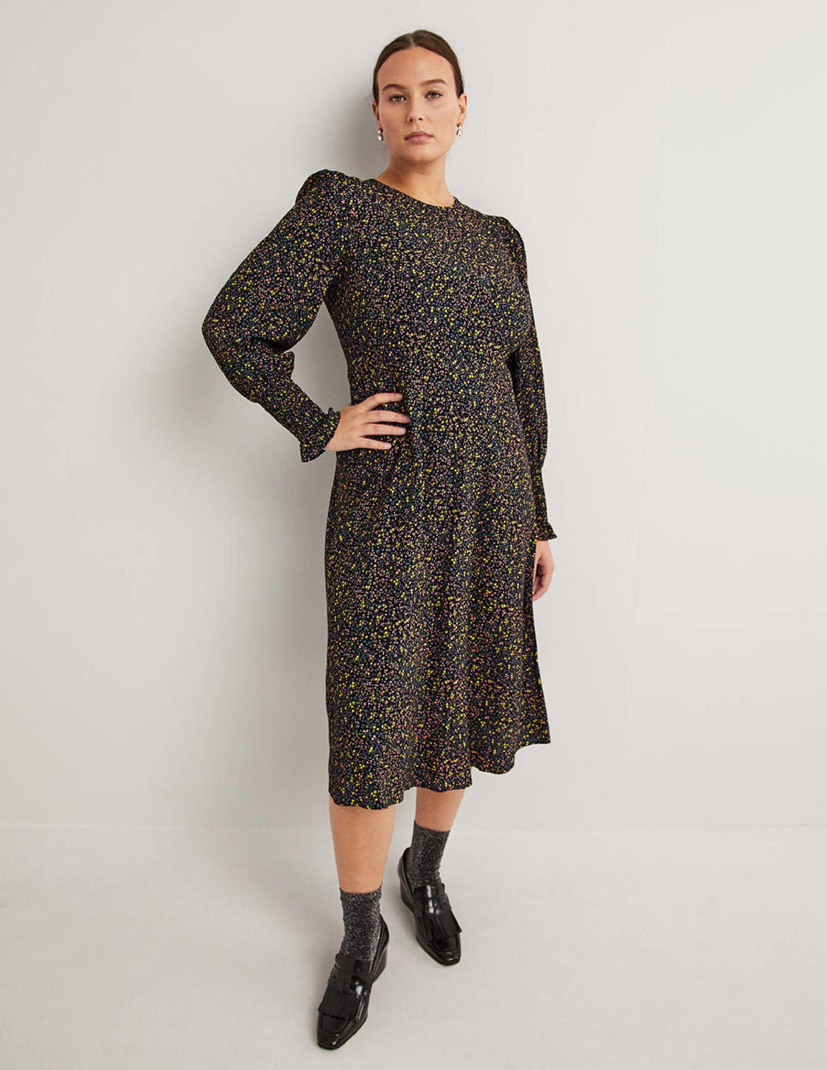 Midikleid mit gesmokten Bündchen-Schwarz, Wildranke - Image 1
