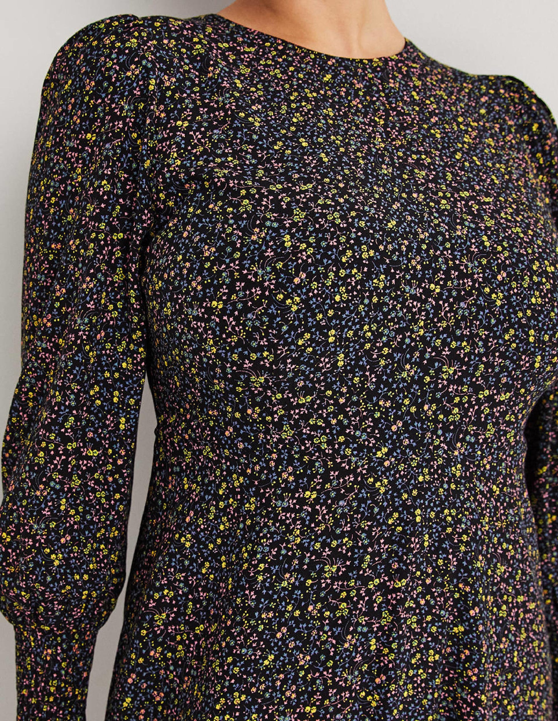 Midikleid mit gesmokten Bündchen-Schwarz, Wildranke-2