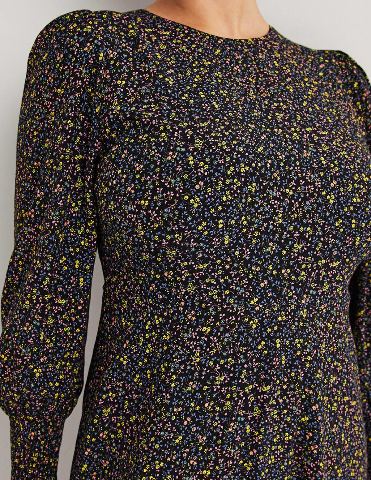Midikleid mit gesmokten Bündchen-Schwarz, Wildranke - Image 2