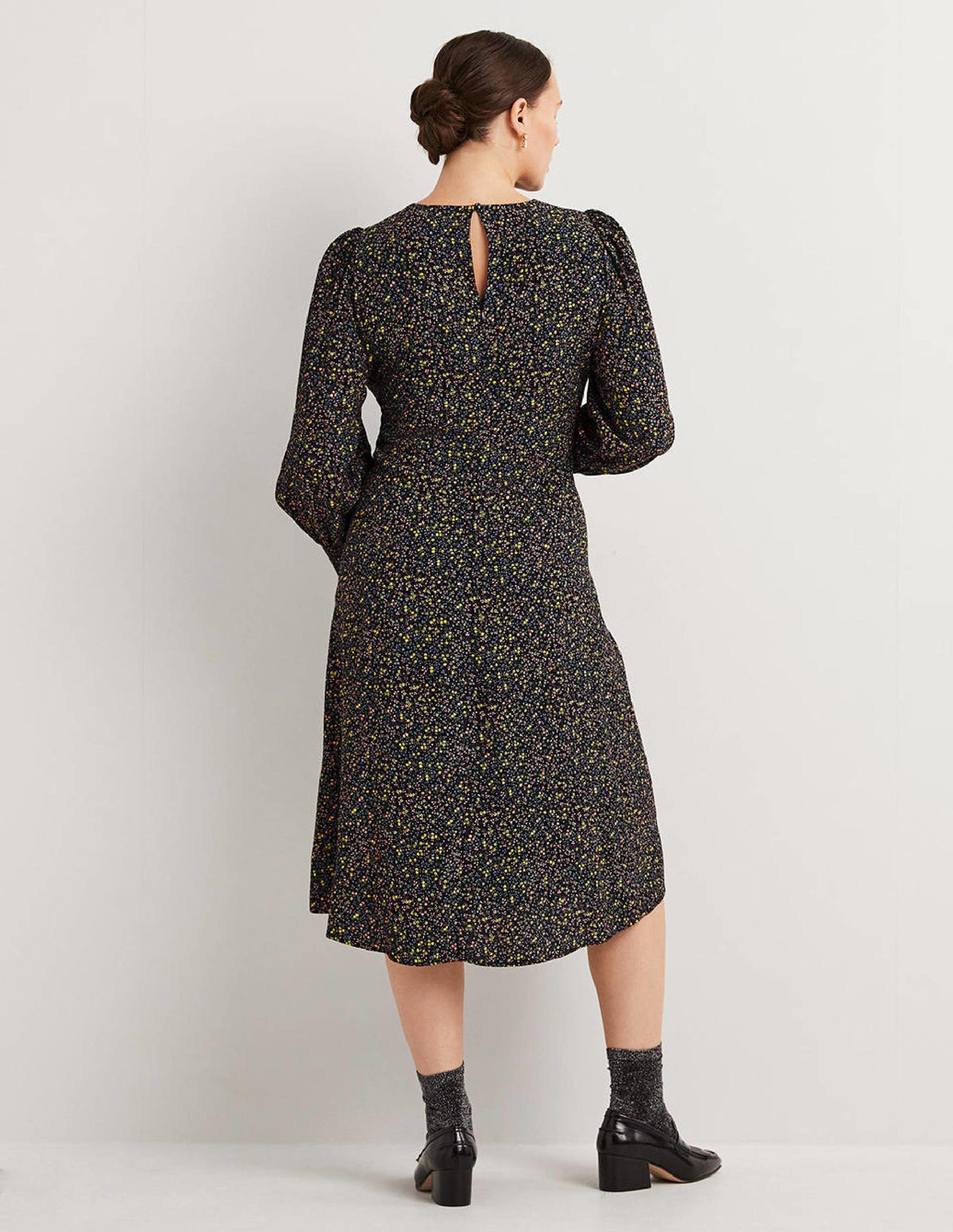 Midikleid mit gesmokten Bündchen-Schwarz, Wildranke - Image 3