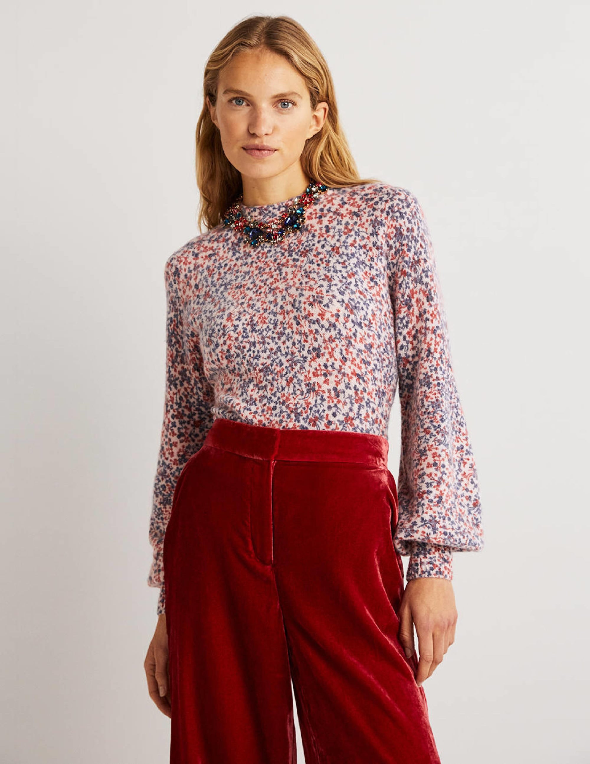 Flauschiger Pullover mit Blousonärmeln-Milchshake, Wildranke - Image 1