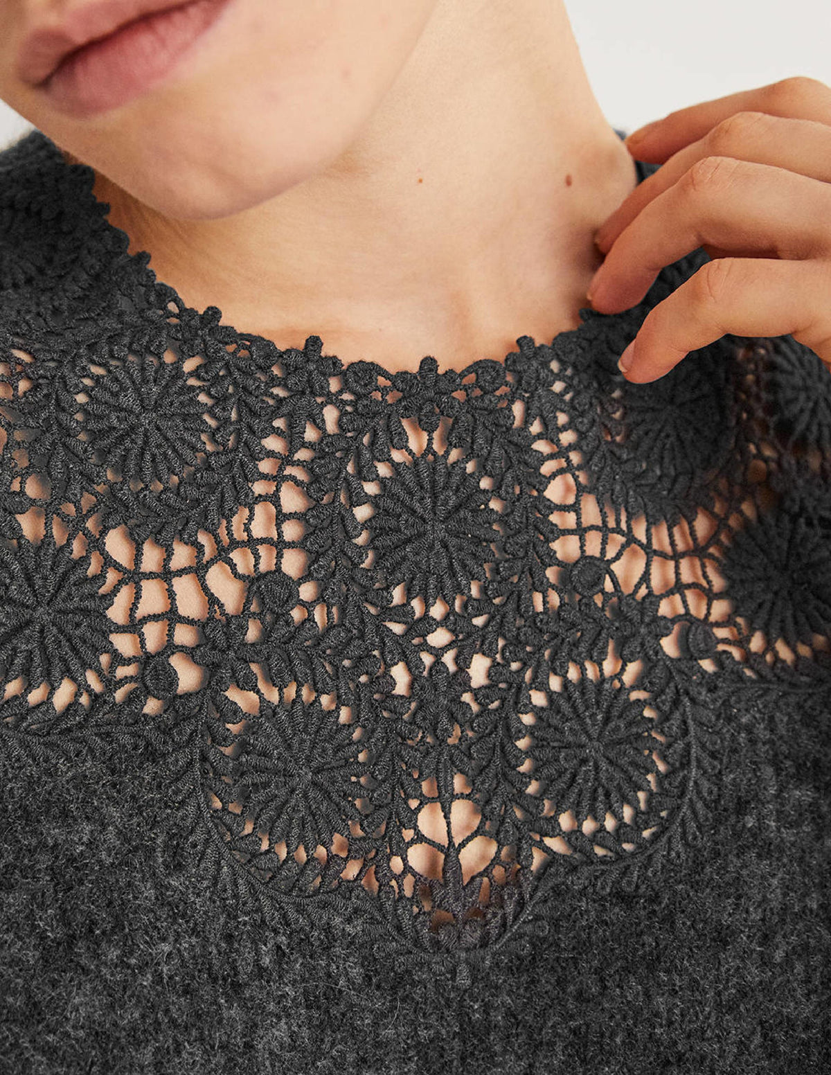 Pull duveteux brodé-Broderie anthracite chiné-2