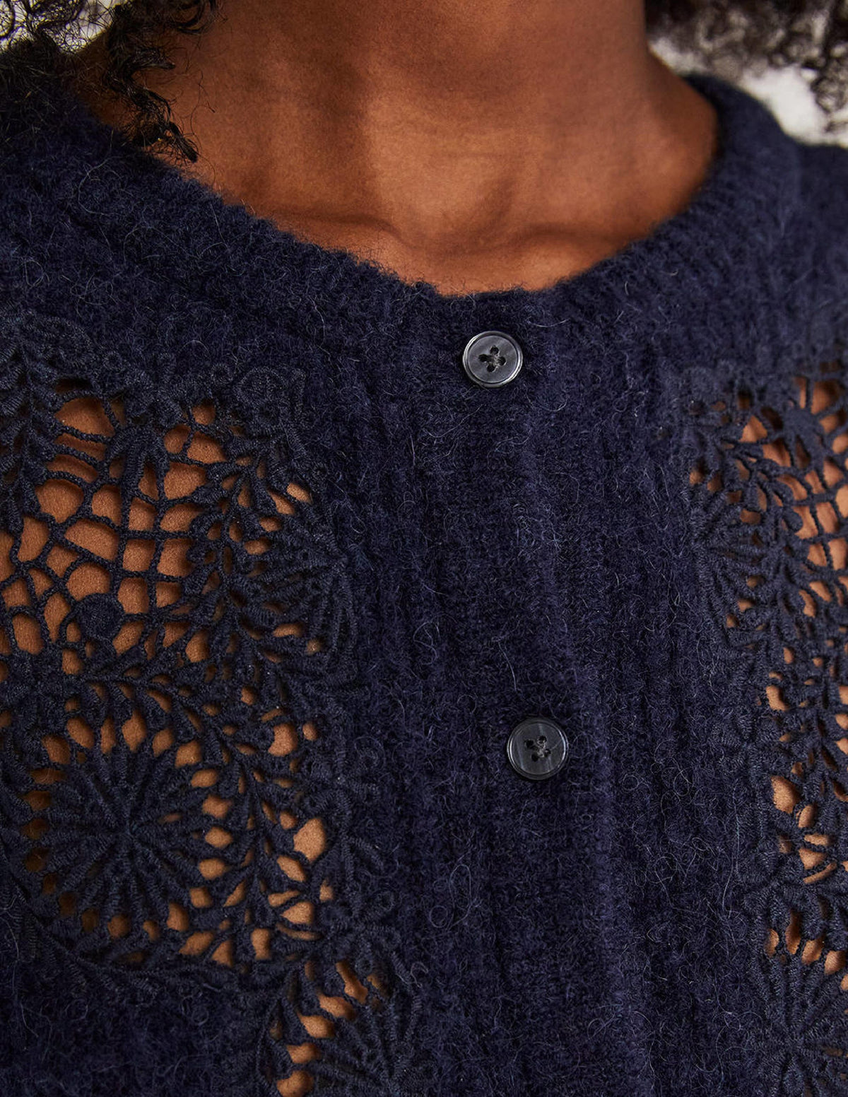 Flauschiger Cardigan mit Stickerei-Navy, Stickerei - Image 2