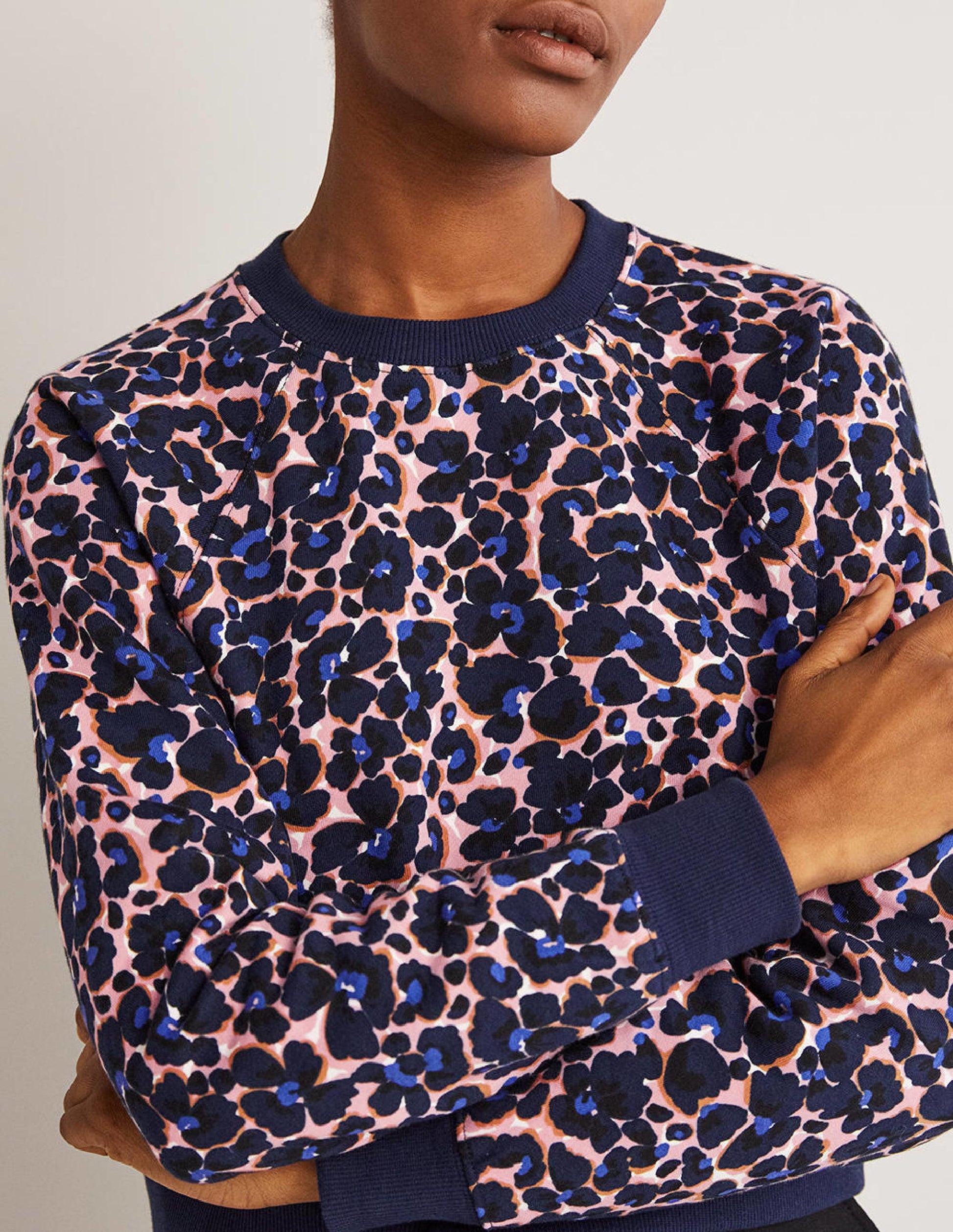 Sweat court à manches raglan-Bleu marine foncé, motif Abstract Bud-2