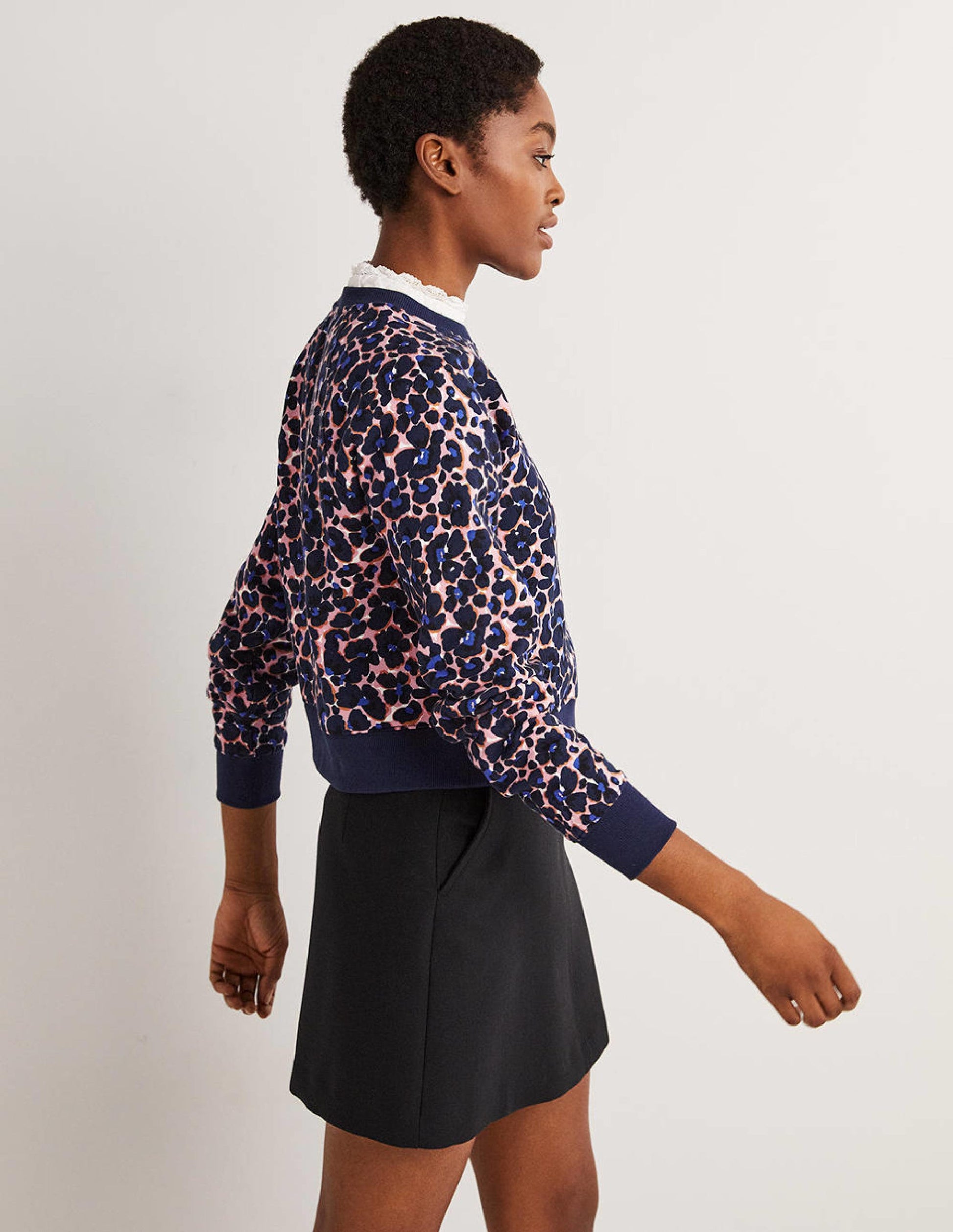 Sweat court à manches raglan-Bleu marine foncé, motif Abstract Bud-4