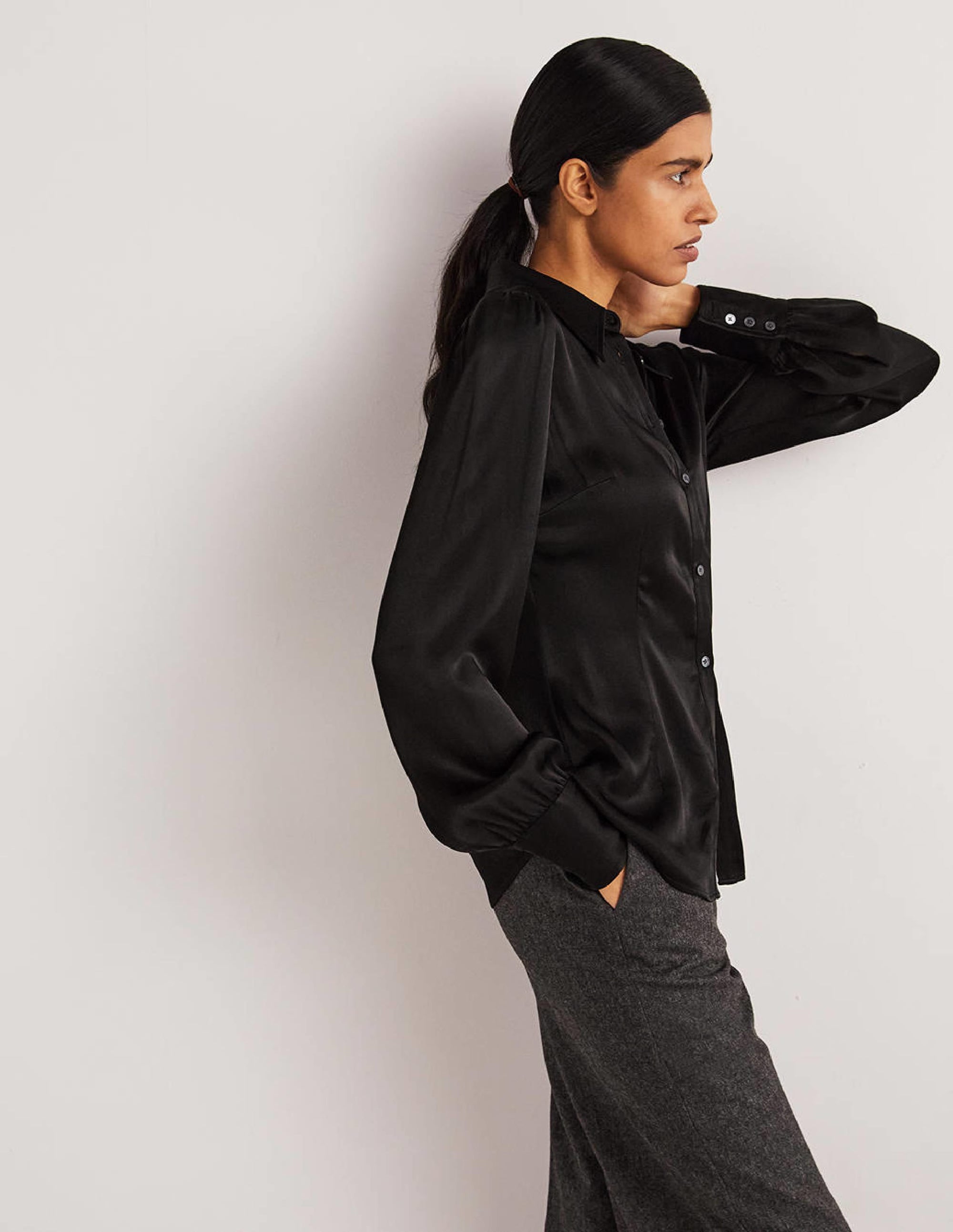 Chemise ajustée en satin à pinces-Noir - Image 4