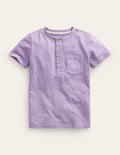 Henley T-Shirt aus gewaschener Baumwolle-Rittersporn „Misty Lavender“