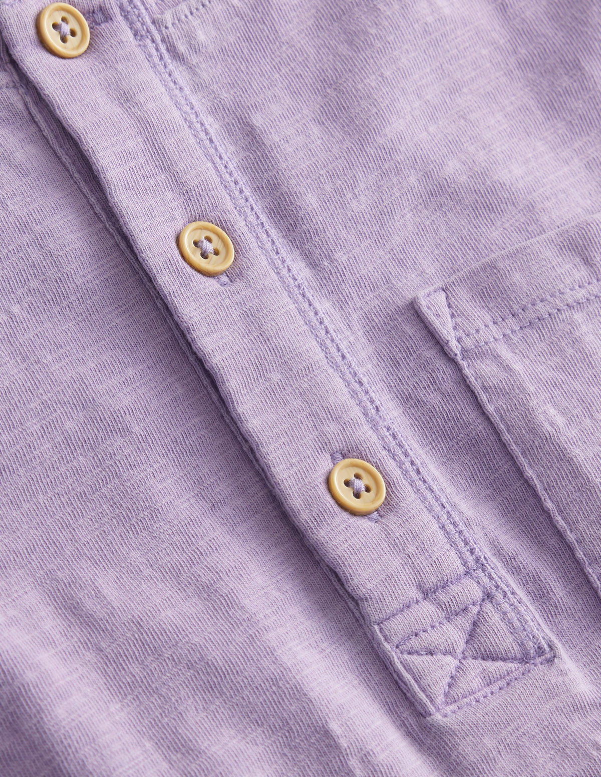 Henley T-Shirt aus gewaschener Baumwolle-Rittersporn „Misty Lavender“-3