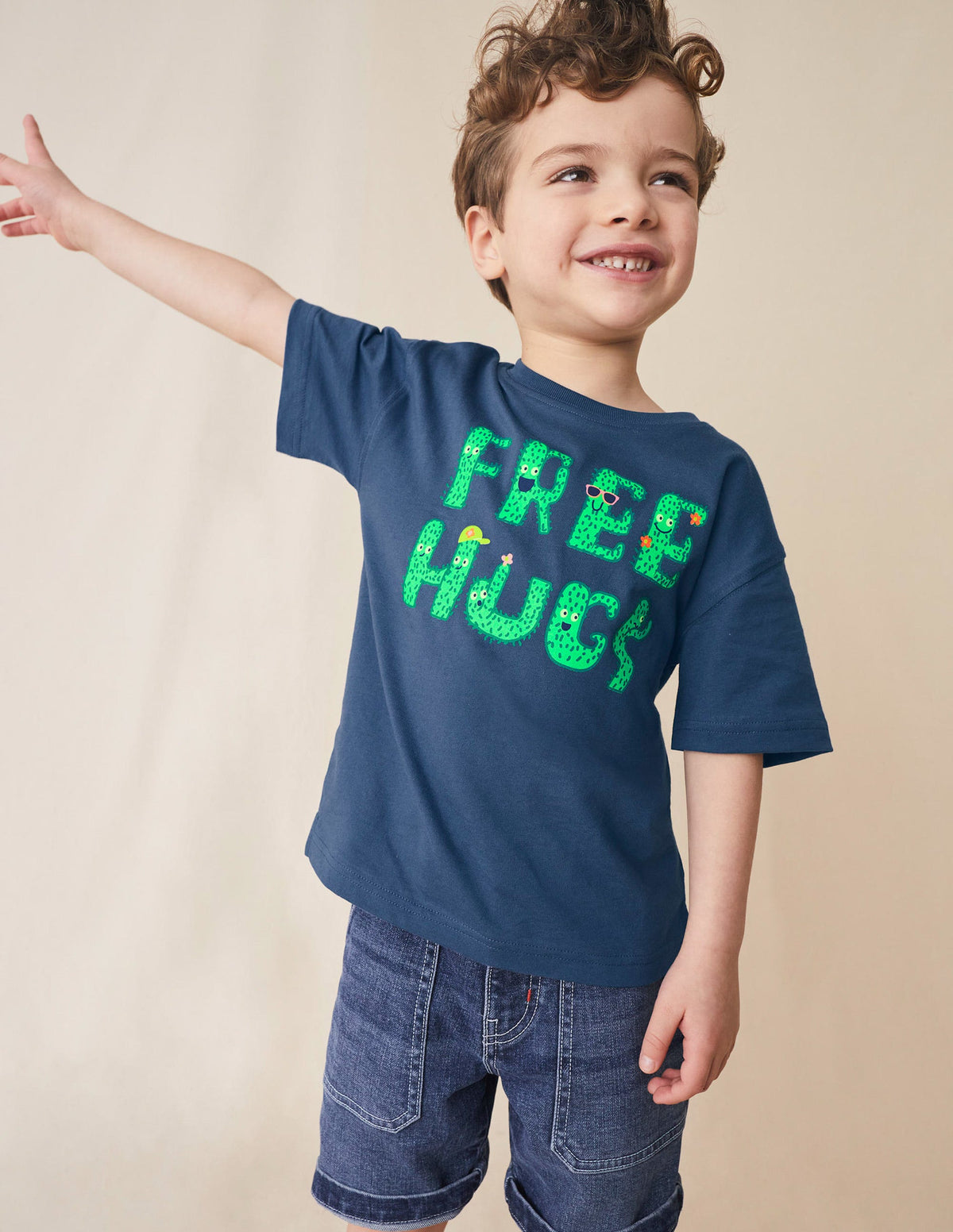 T-Shirt mit Spruch-Roboterblau, Free Hugs-4