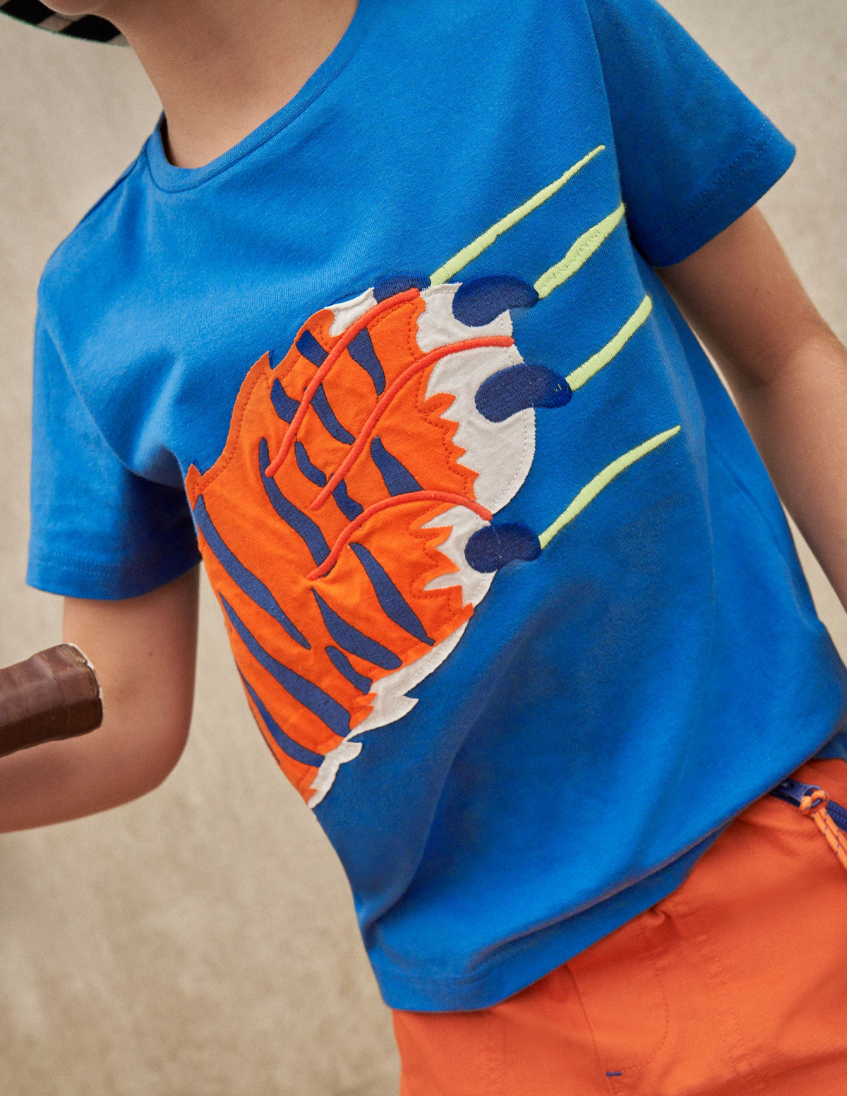 T-Shirt mit Applikation-Blitzblau, Tigertatze-4