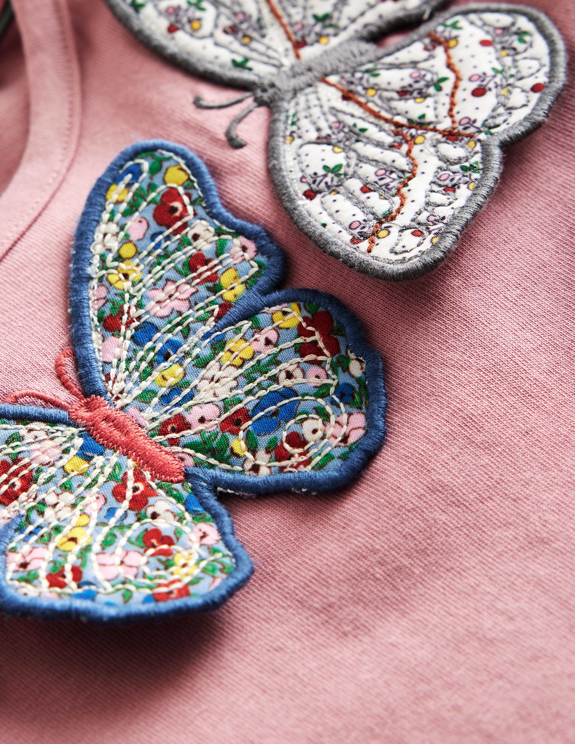 T-Shirt mit 3D-Applikation-Mandelrosa Schmetterlinge - Image 3