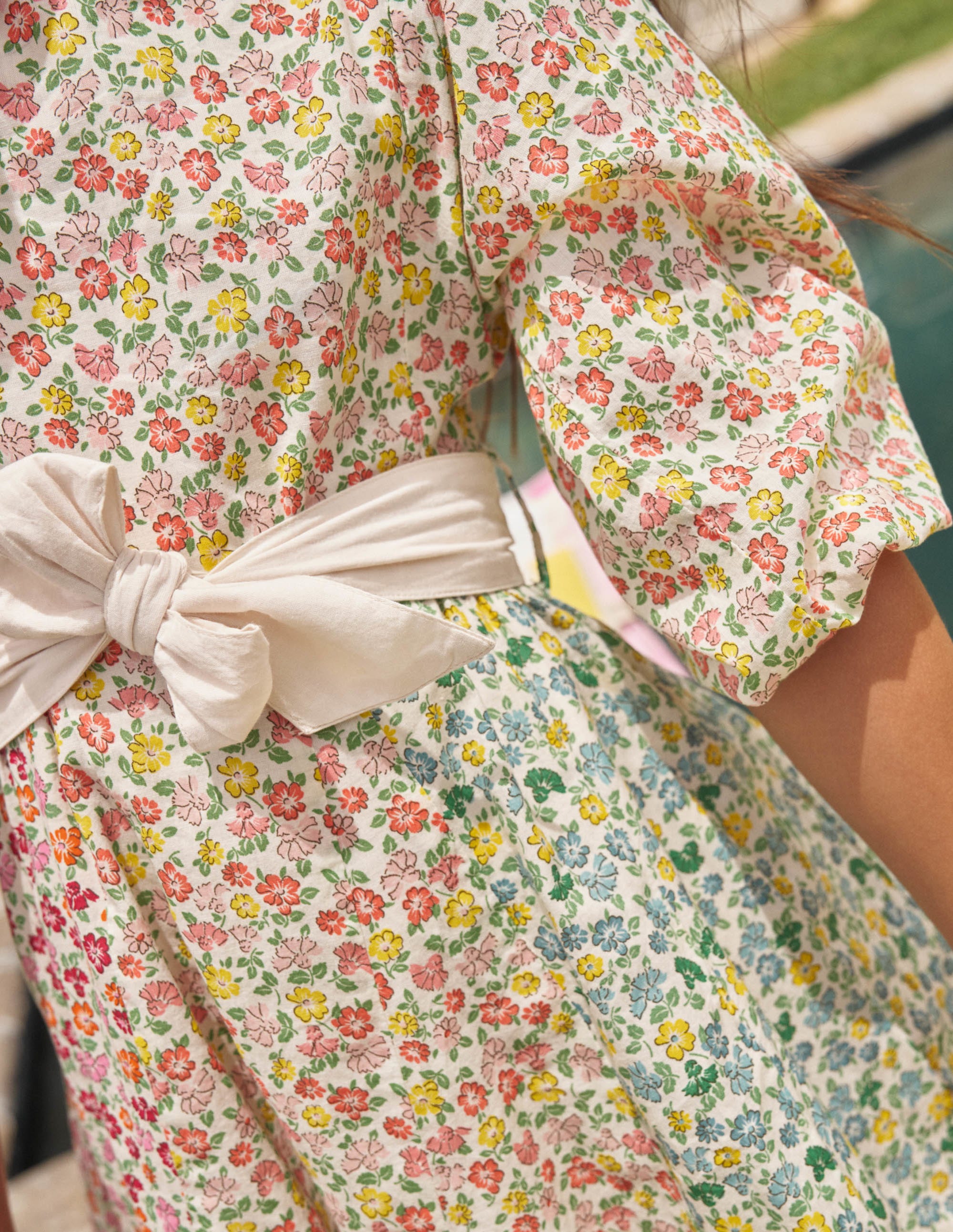 Kleid mit Tellerrock und Schleife-Regenbogenfarben, Mustermix-Blumen - Image 7