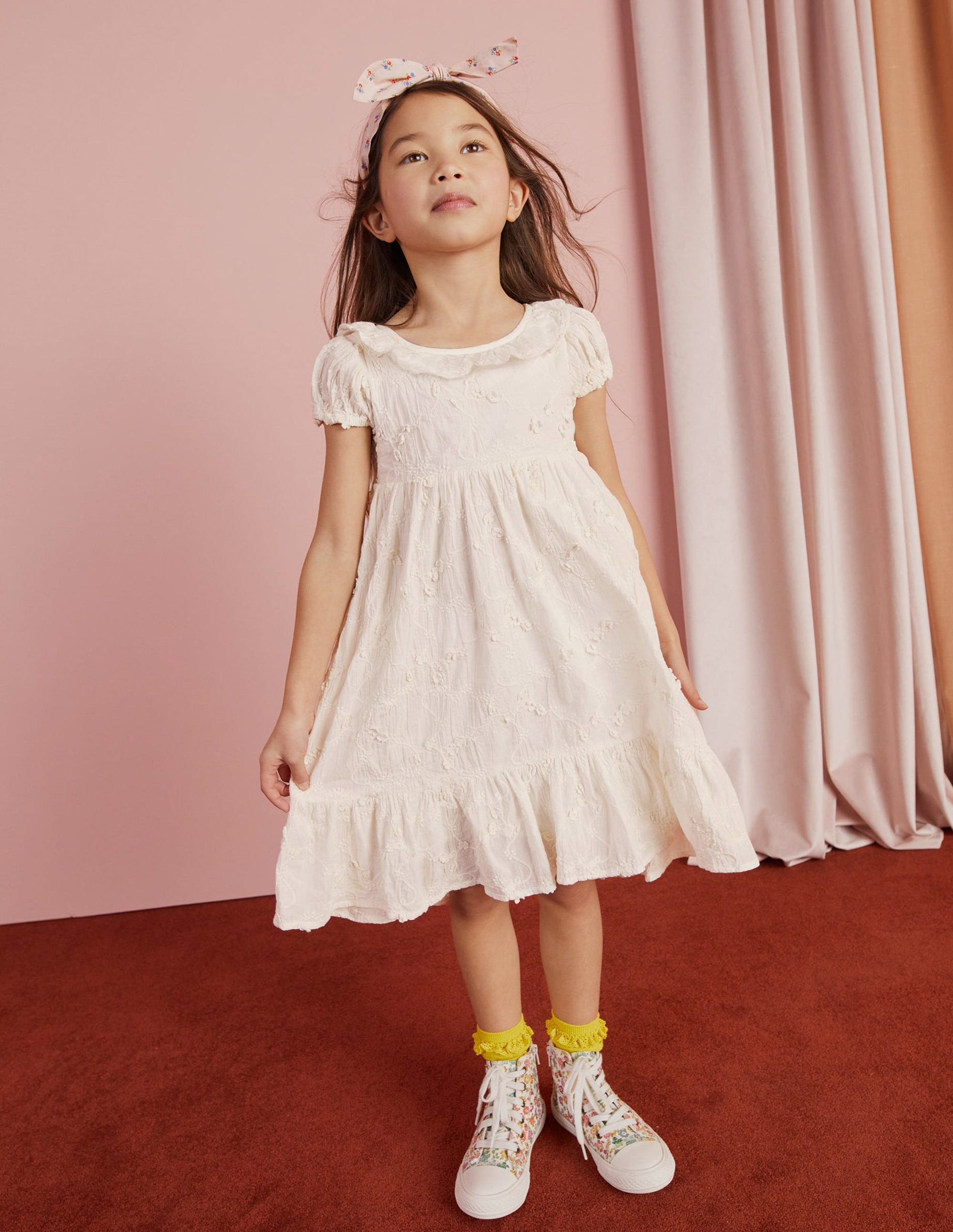 Kleid mit Lochstickerei und abfallendem Saum-Naturweiß-9