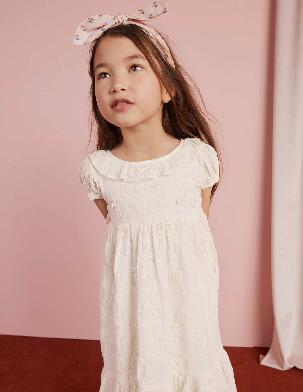 Kleid mit Lochstickerei und abfallendem Saum-Naturweiß - Image 10