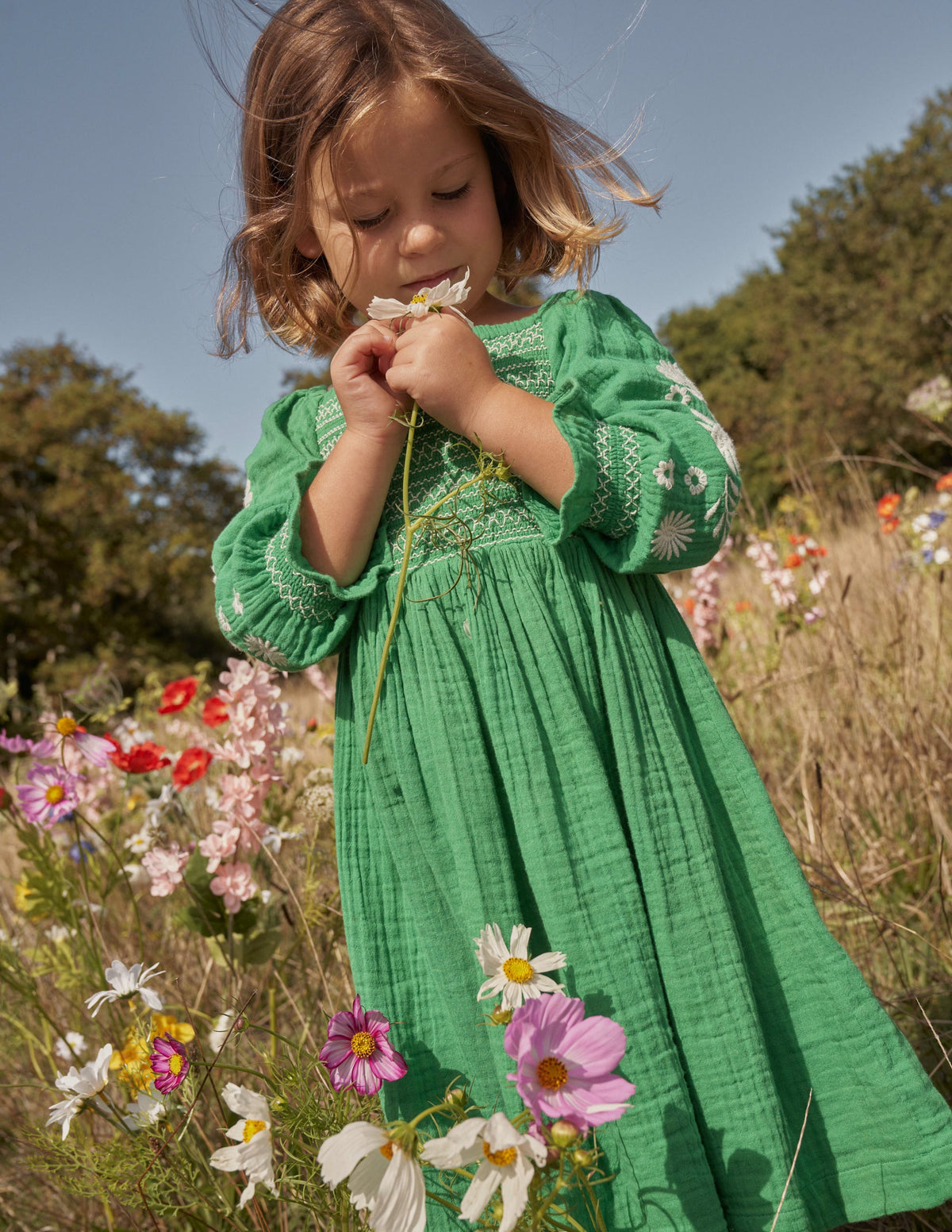Robe tissée avec corsage à smocks-Pâquerettes vert école - Image 4