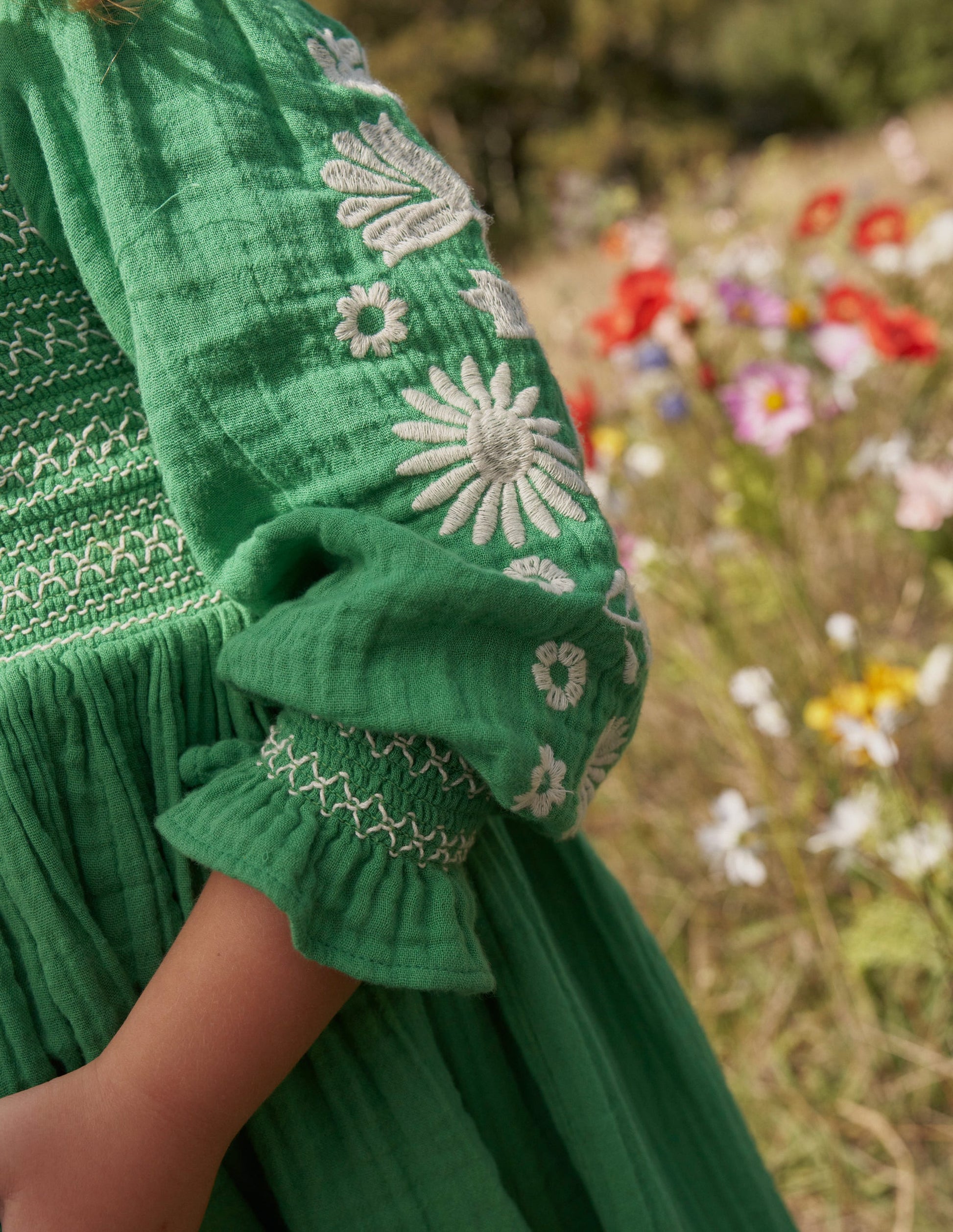 Robe tissée avec corsage à smocks-Pâquerettes vert école-5