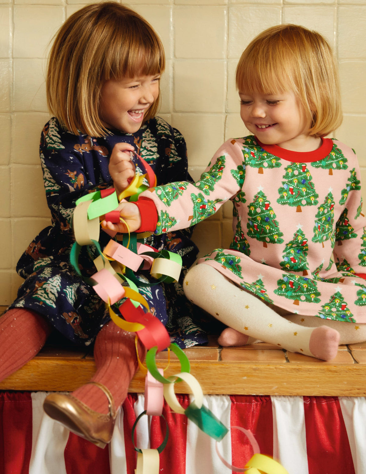 Gemütliches Sweatshirt-Kleid mit Muster-Delfinrosa Weihnachtsbäume-4