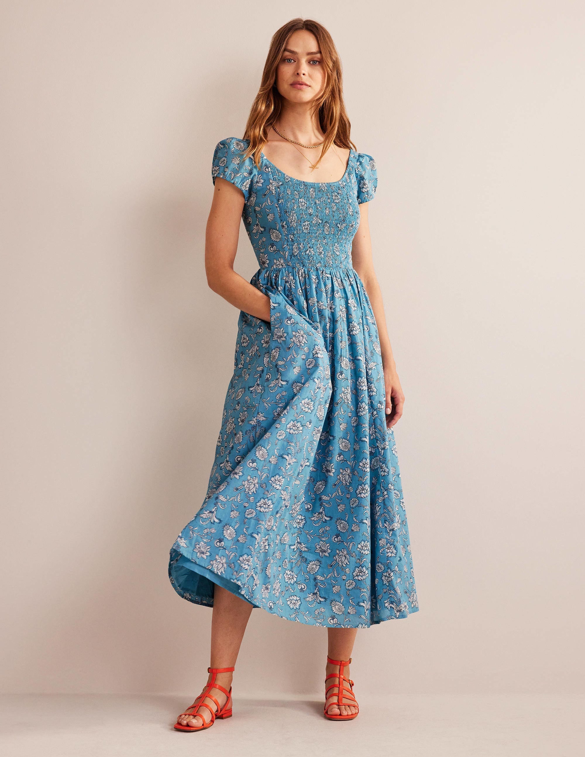 Kleid mit gesmoktem Rücken-Ritterspornblau, Herbstwiese - Image 1