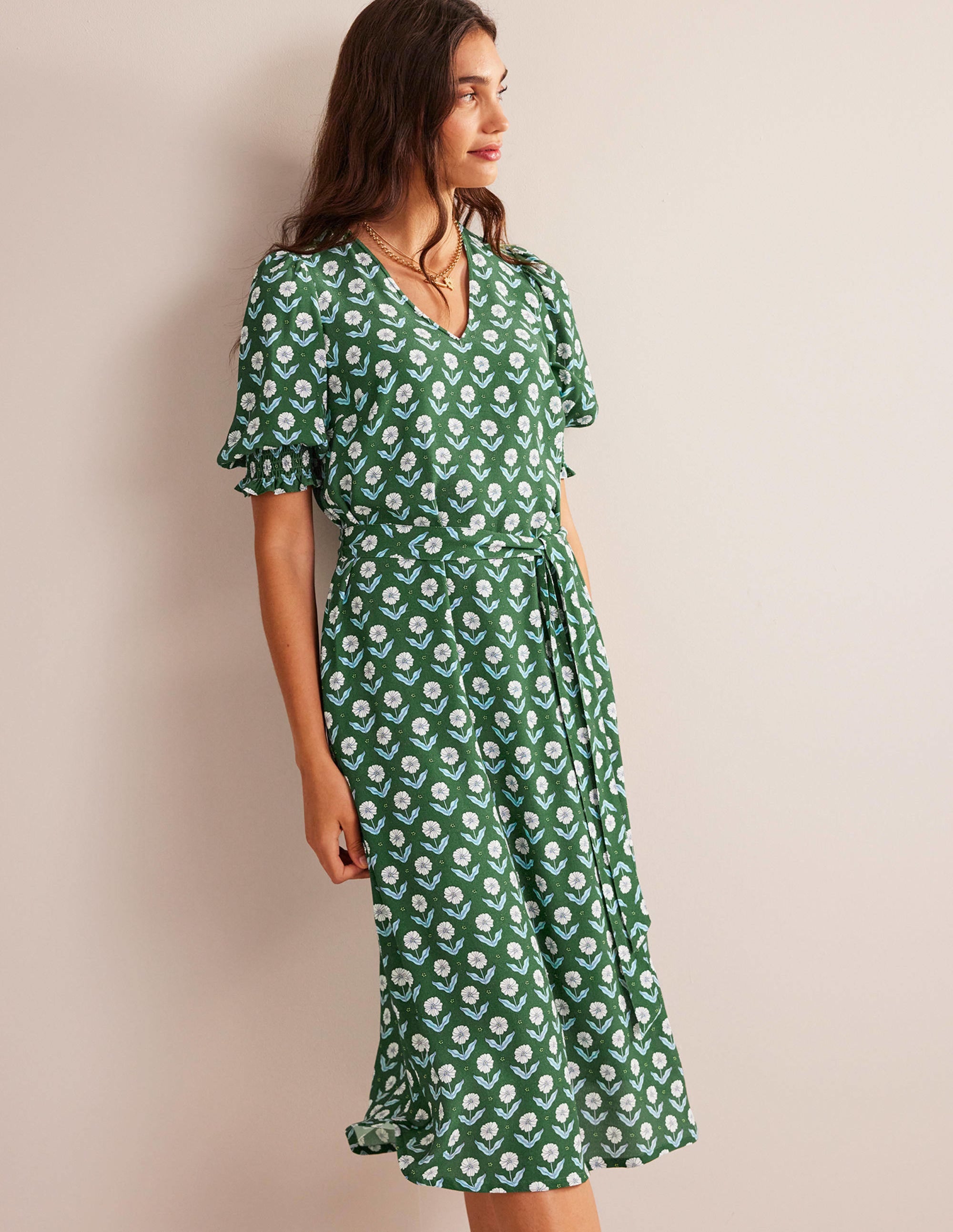 Midikleid mit gesmokten Bündchen-Wintergrün, Gänseblümchenblätter - Image 1