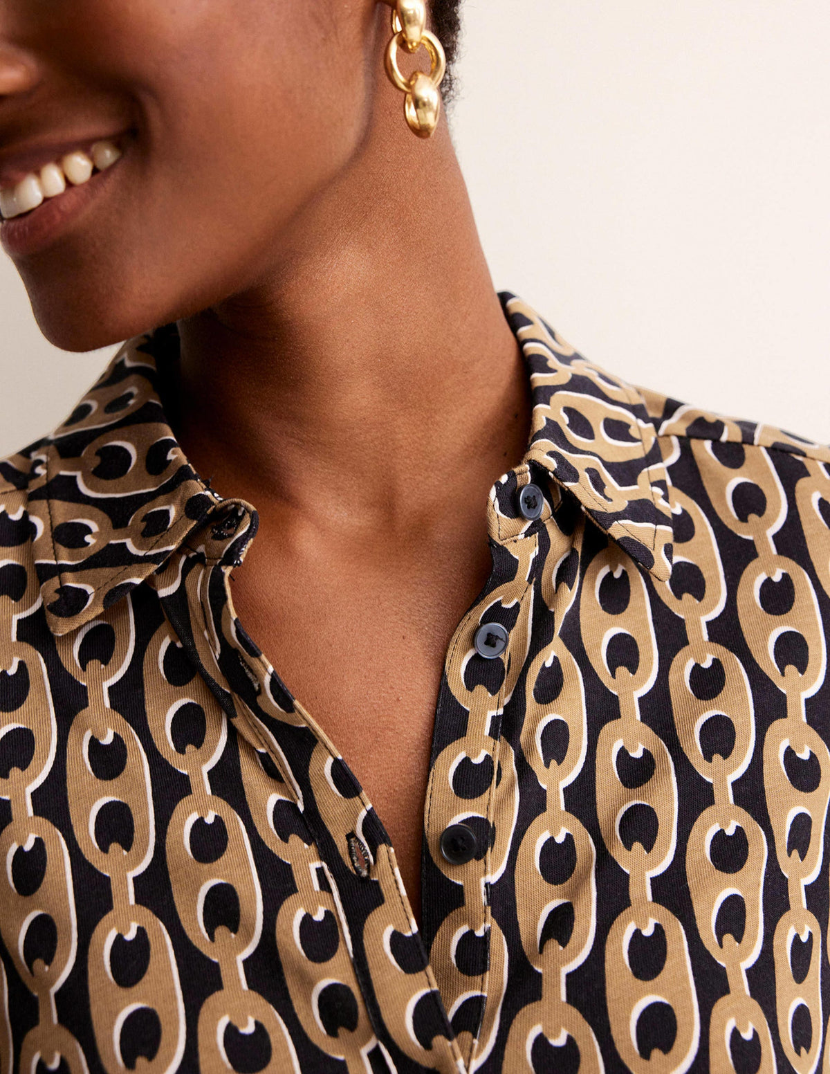 Laura Midi-Hemdblusenkleid aus Jersey-Kamelbraun, Geo-Kette - Image 2