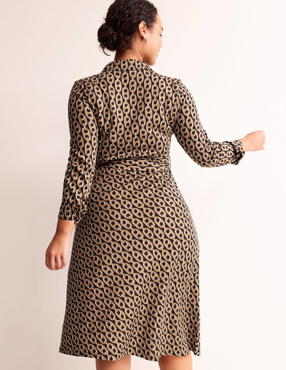 Laura Midi-Hemdblusenkleid aus Jersey-Kamelbraun, Geo-Kette - Image 6