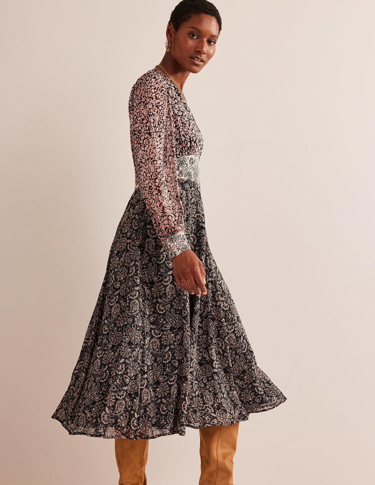 Robe midi Isla contrastante-Noir, motif Abstract Vine - Image 1