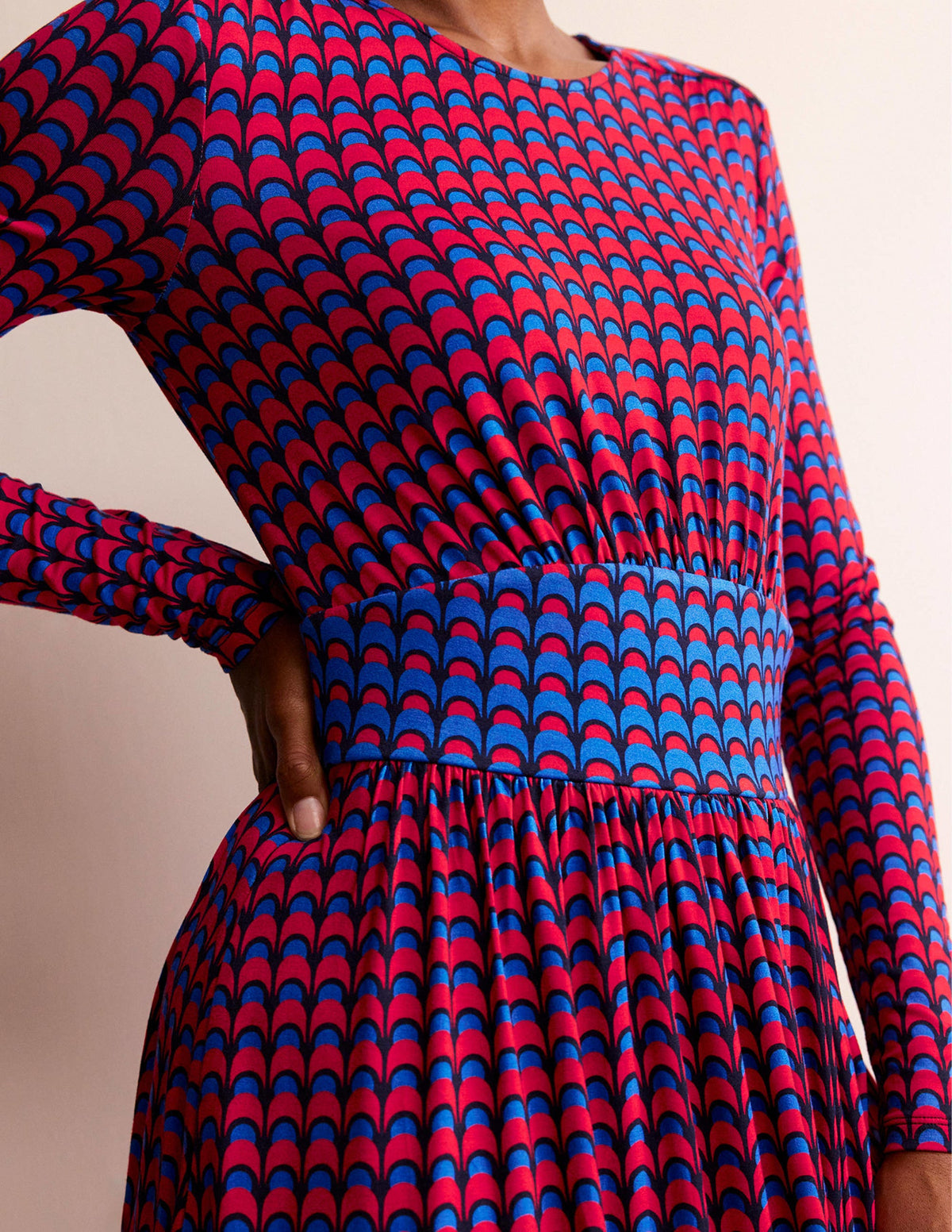 Thea Jersey-Midikleid mit langen Ärmeln-Leuchtendes Rot, Geo Charm - Image 2