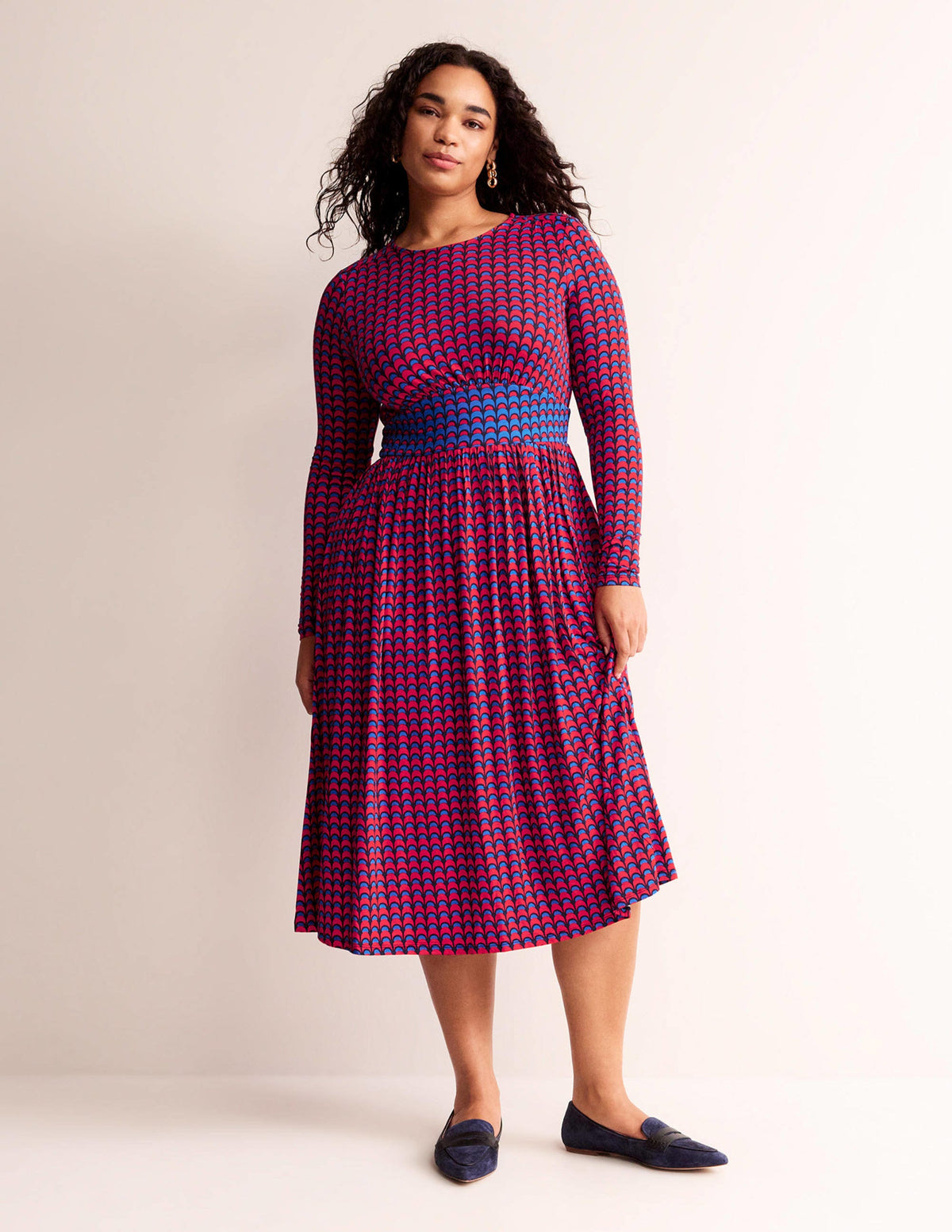 Thea Jersey-Midikleid mit langen Ärmeln-Leuchtendes Rot, Geo Charm - Image 5