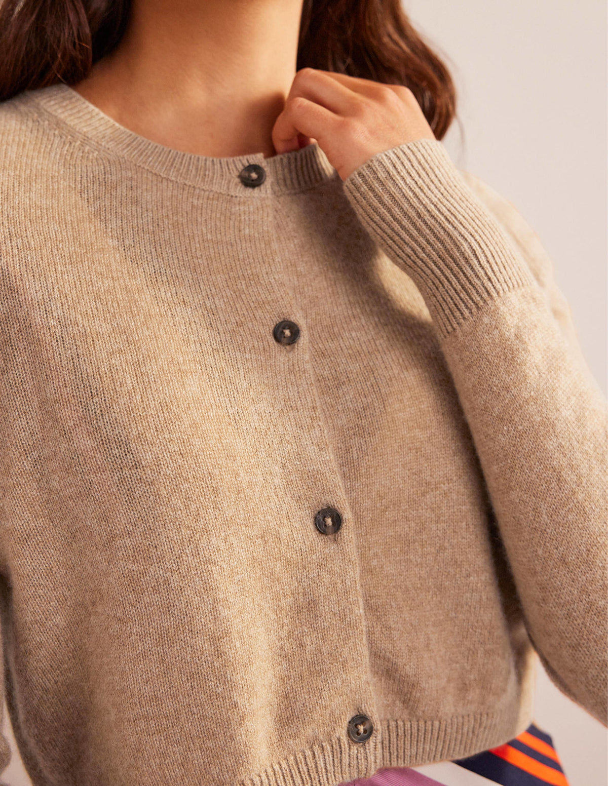 Kurze Strickjacke aus Kaschmir mit Rundhalsausschnitt-Kamelbraun Melange-2