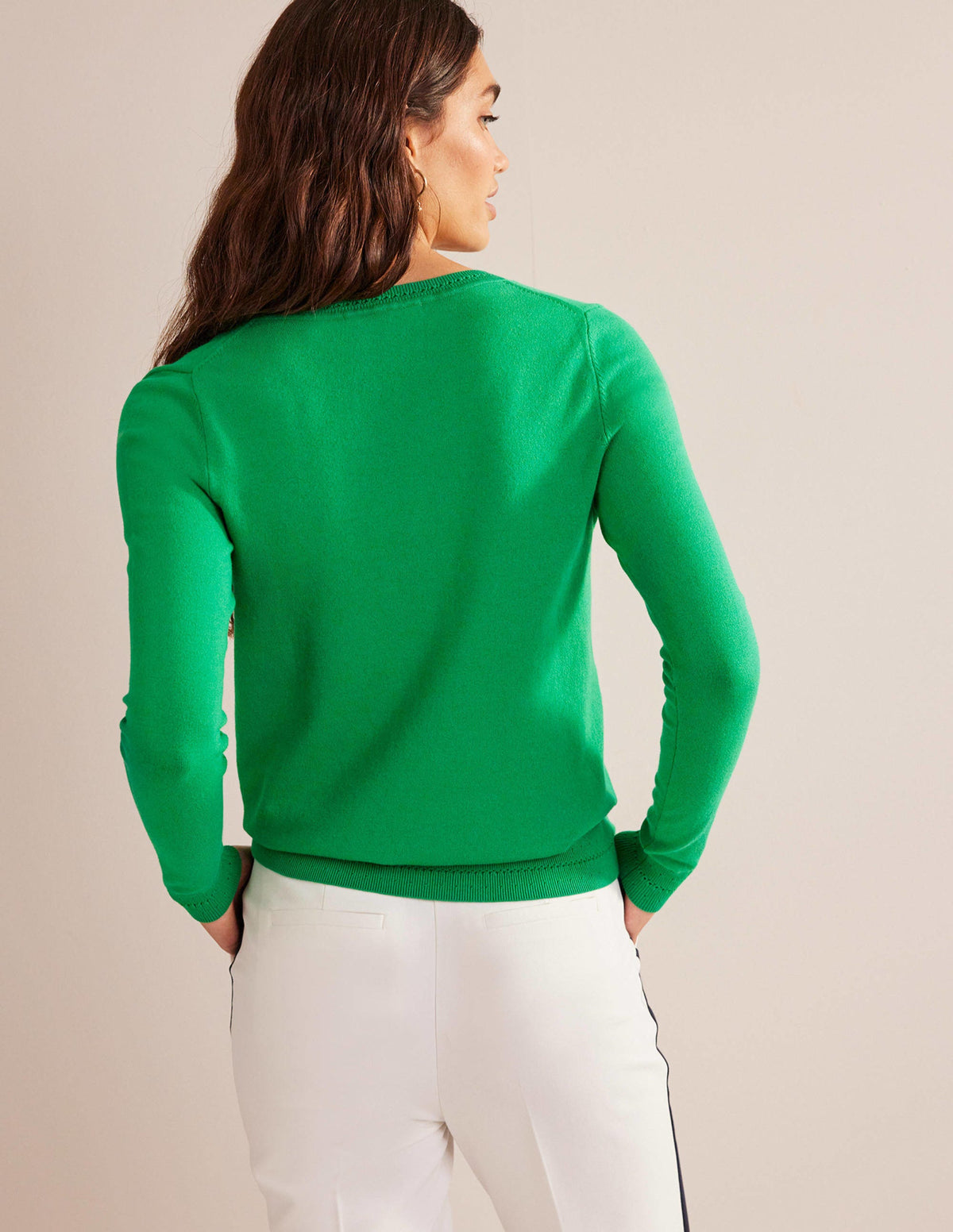 Catriona Pullover aus Baumwolle mit V-Ausschnitt-Wiesengrün - Image 3