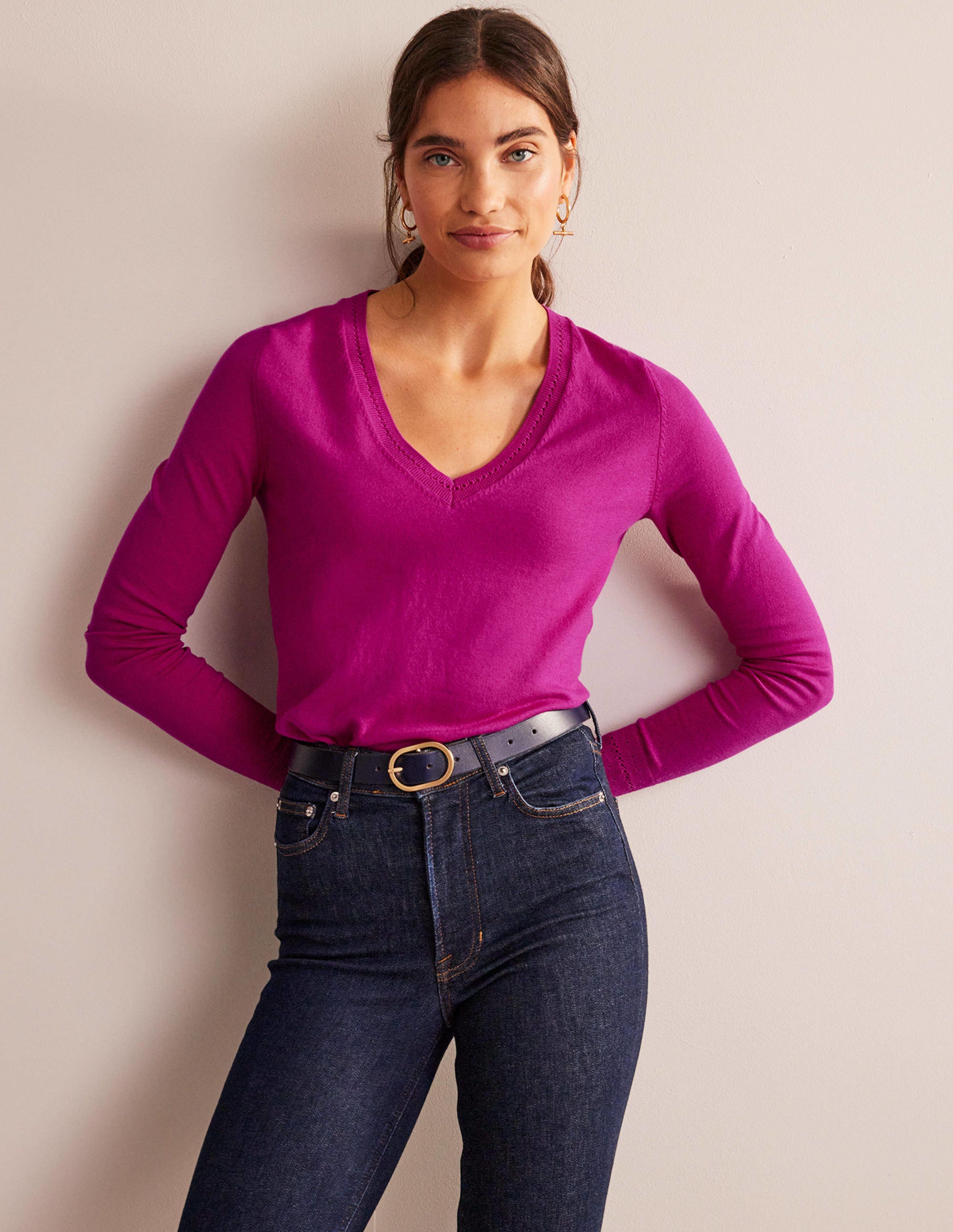 Catriona Pullover aus Baumwolle mit V-Ausschnitt-Festival-Fuchsia - Image 1