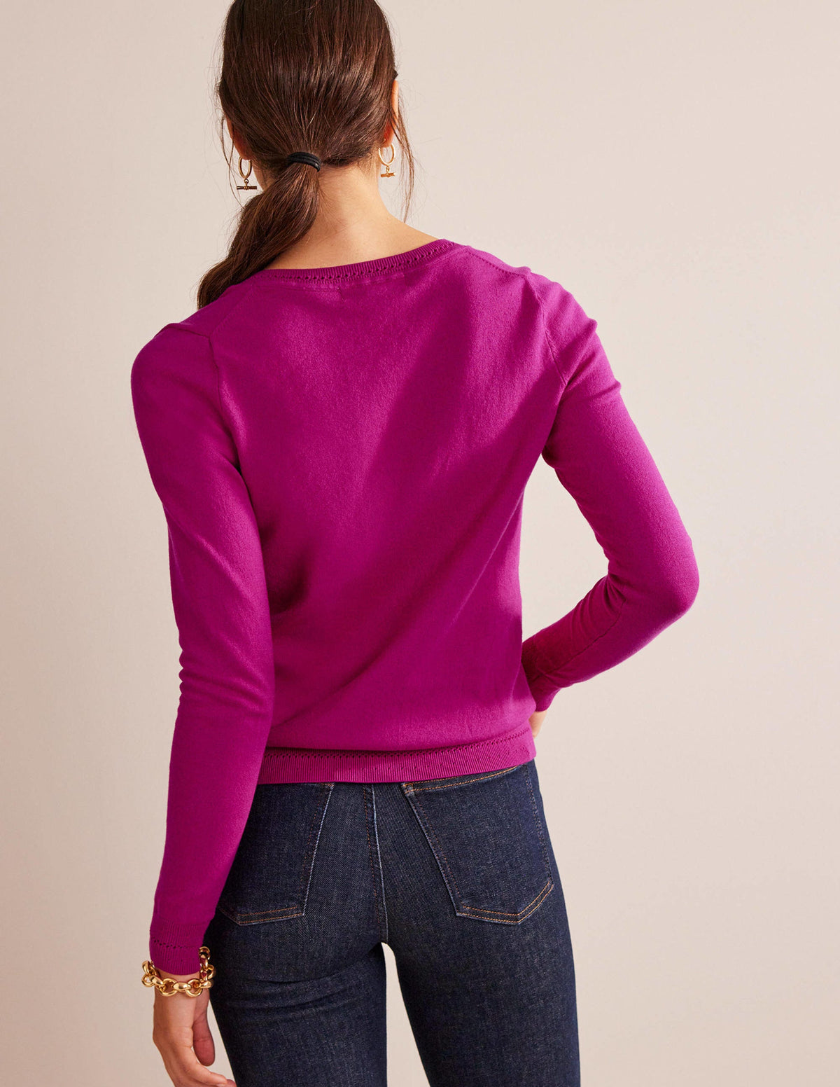 Catriona Pullover aus Baumwolle mit V-Ausschnitt-Festival-Fuchsia - Image 2