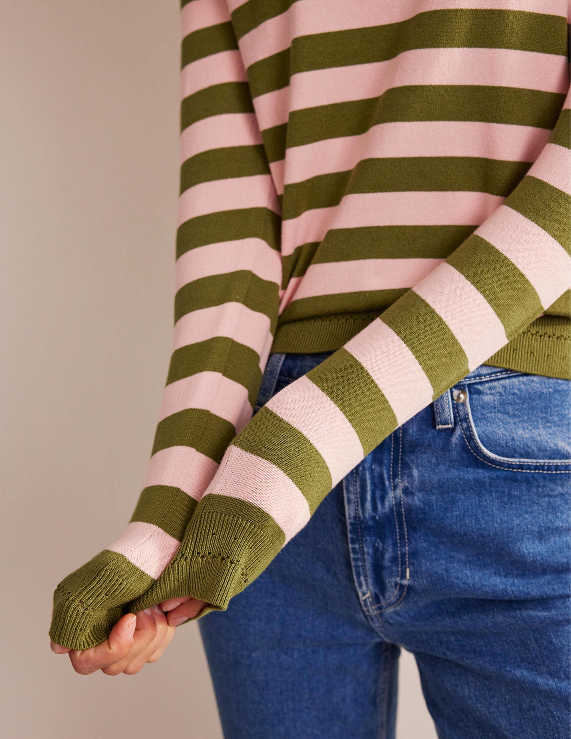 Catriona Pullover aus Baumwolle mit Rundhalsausschnitt-Kreiderosa und Olivgrün - Image 2