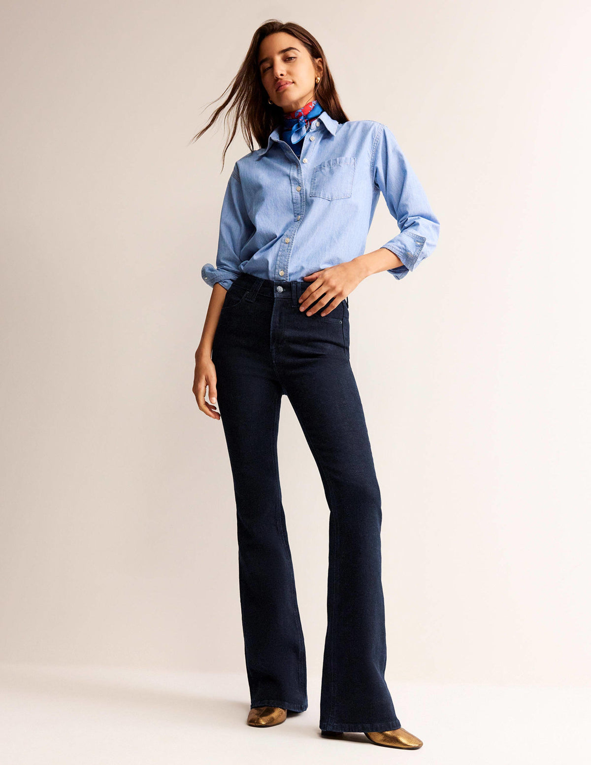 Schmale Jeans mit mittelhohem Bund und leichtem Schlag-Indigo Waschung - Image 1