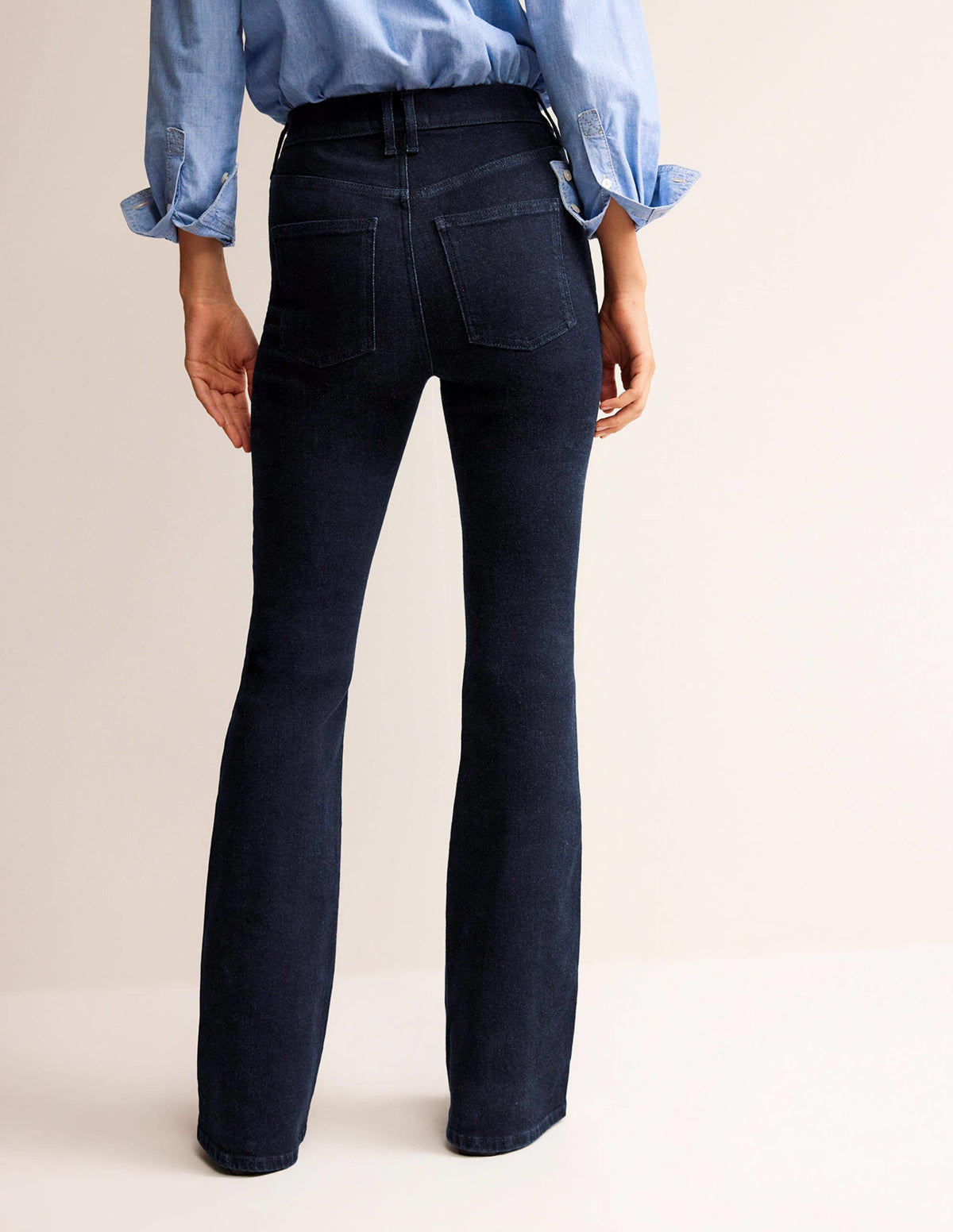 Schmale Jeans mit mittelhohem Bund und leichtem Schlag-Indigo Waschung - Image 3