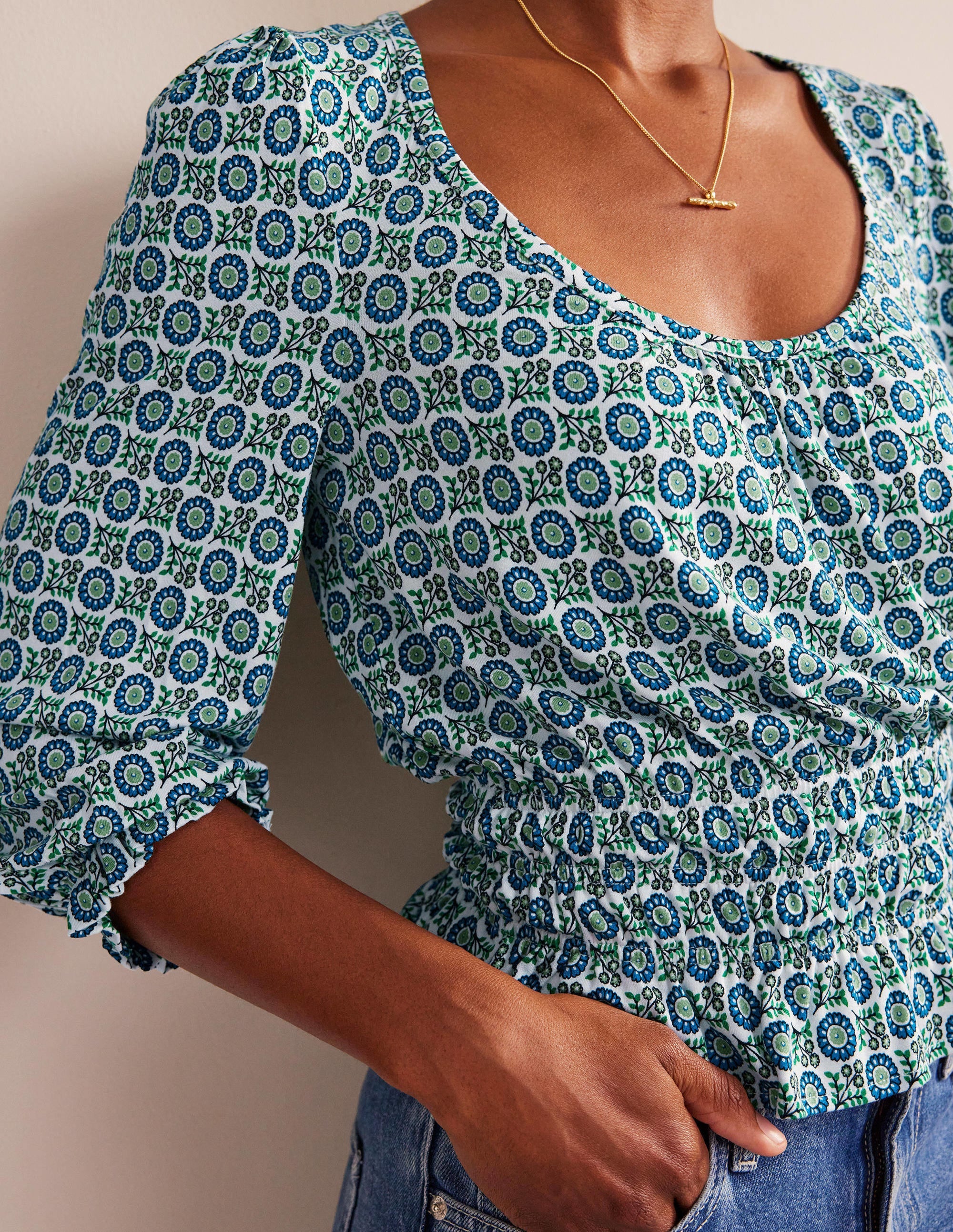 Gesmoktes Jersey-Oberteil mit Schößchen-Ägäisches Blau, Sonnenblumenzweig - Image 2