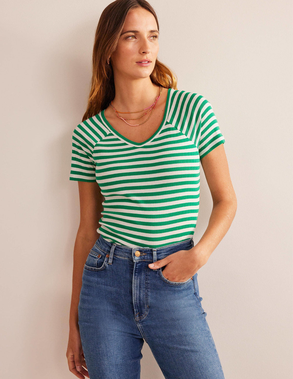 Ada Gestreiftes T-Shirt mit Rippstruktur-Wiesengrün, Naturweiß Gestreift - Image 1